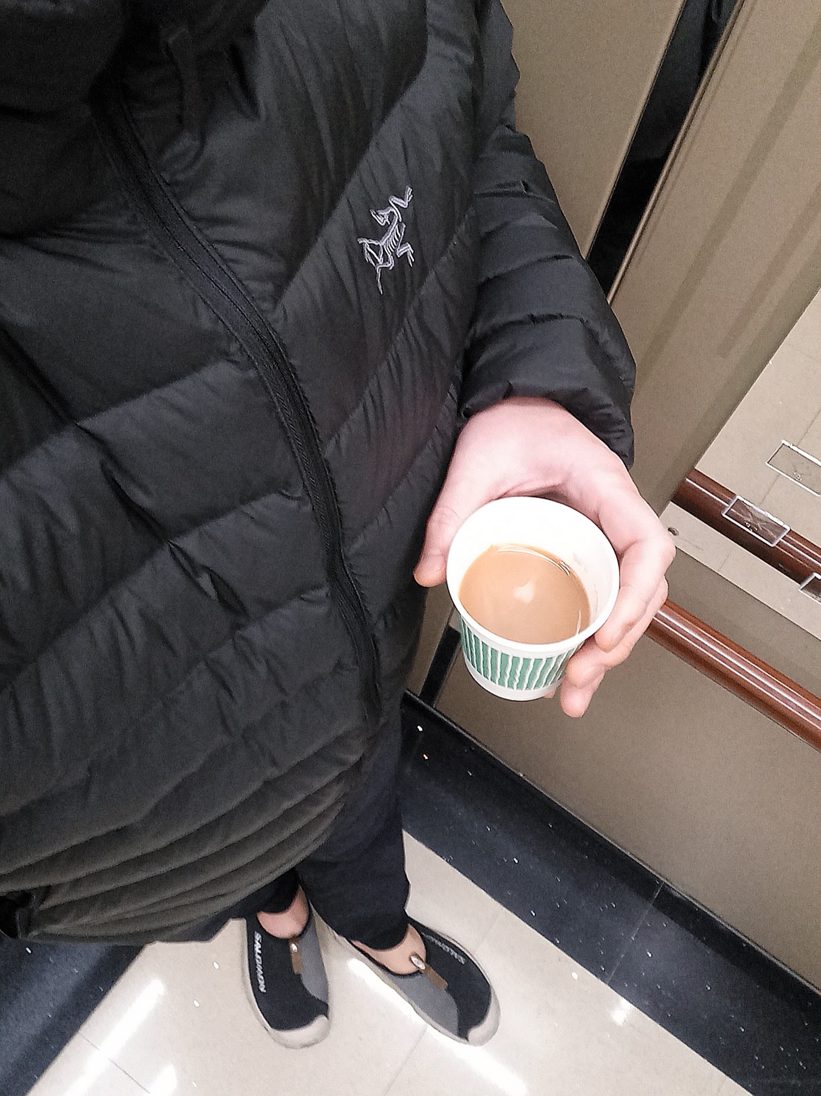 Arc'teryx Cerium Hoody Black, UGG Tasman Slipper Chestnut 착용 스타일 - 6