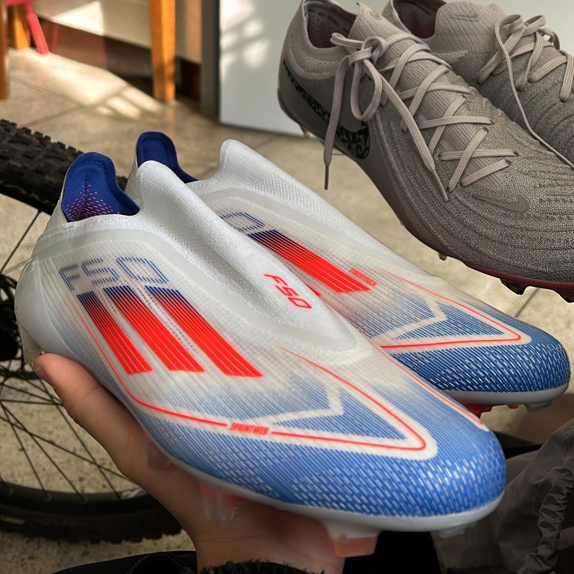 Adidas F50 Elite Laceless FG Cloud White Solar Red 착용 스타일