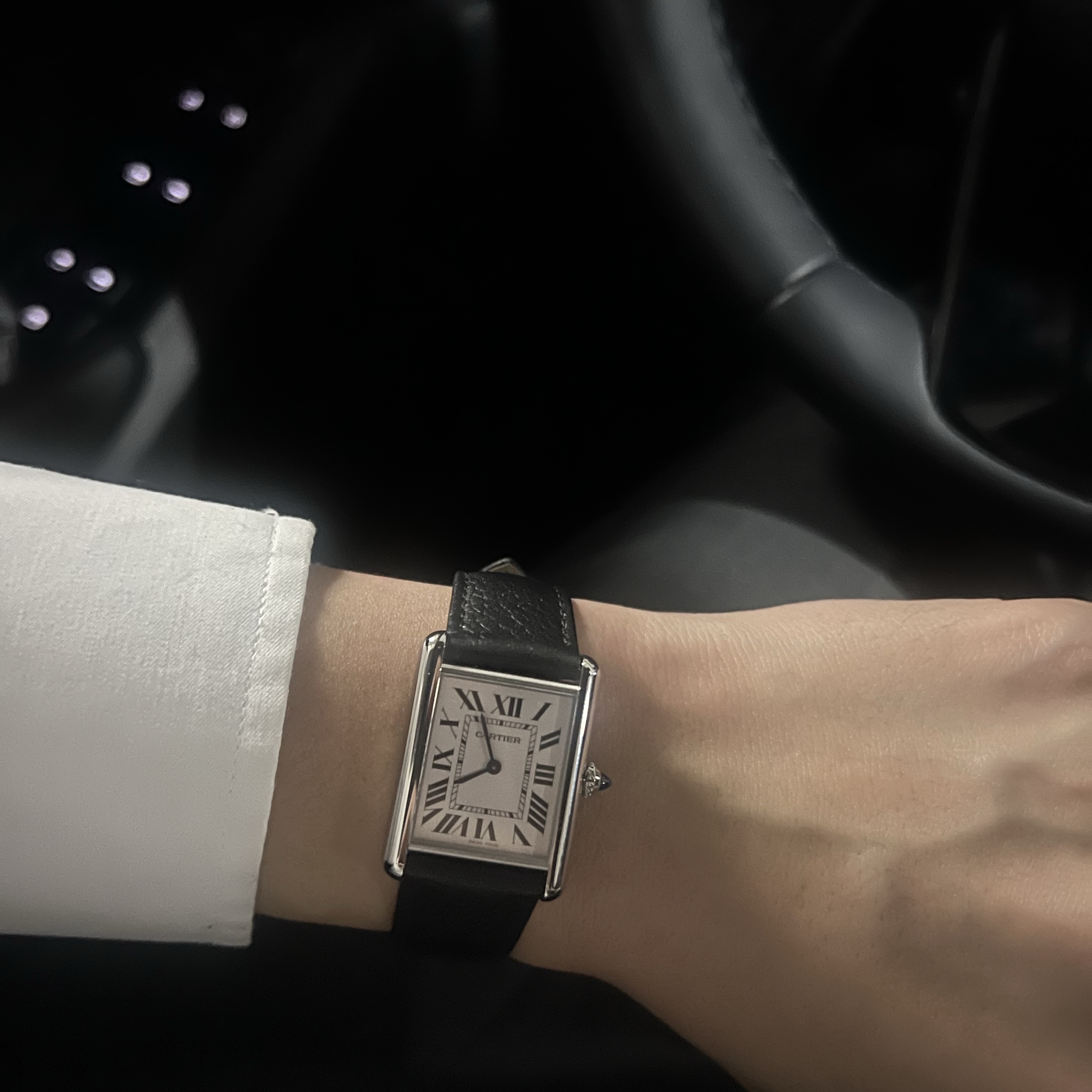 Cartier Tank Must Watch Large Quartz Steel Calfskin Black 착용 스타일