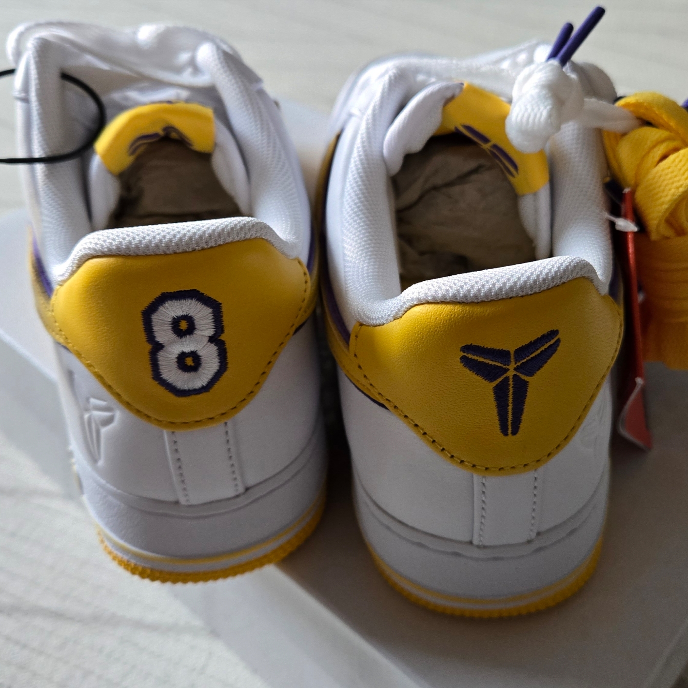 Nike x Kobe Bryant Air Force 1 Low Retro QS Varsity Maize and Varsity Purple 착용 스타일 - 2
