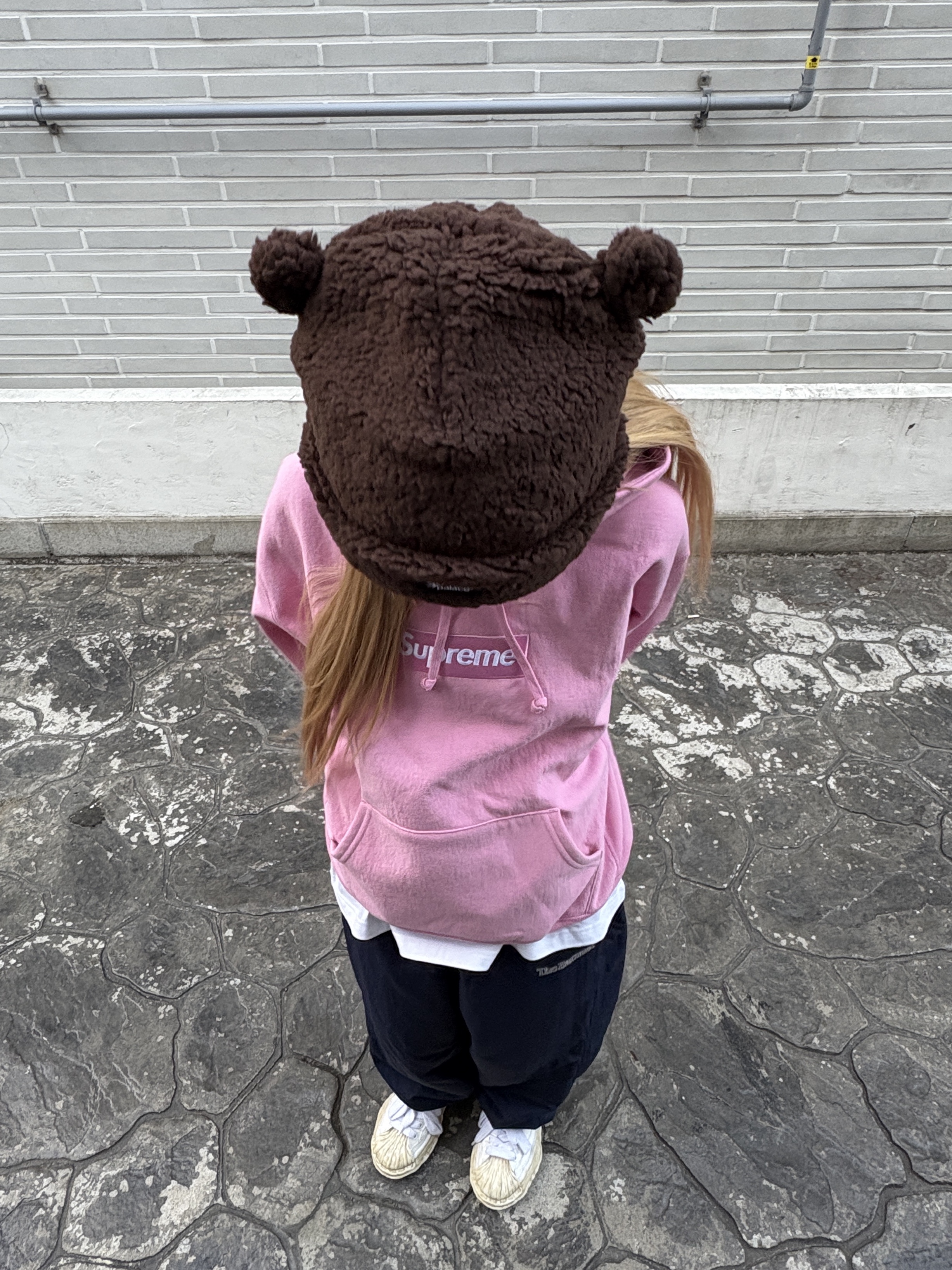 Supreme Box Logo Hooded Sweatshirt Dusty Pink - 24FW, Palace Love Palace Fuzzy Ears Beanie Brown - 24FW 착용 스타일 - 1