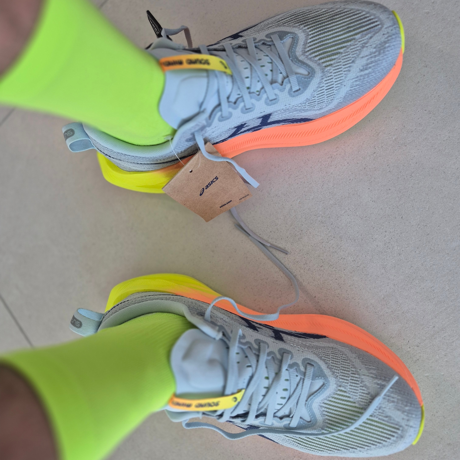 Asics Superblast 2 Paris Cool Grey Safety Yellow 착용 스타일 - 5