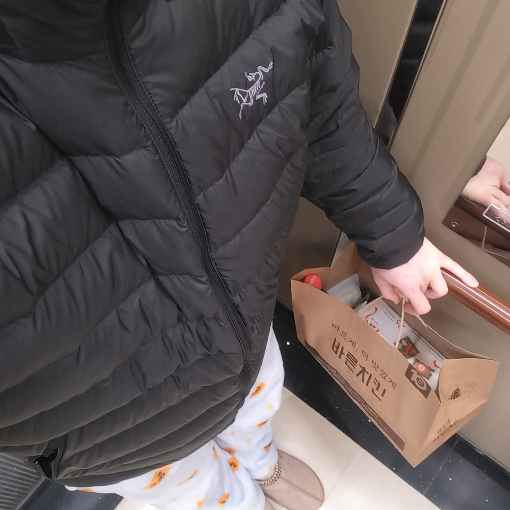Arc'teryx Cerium Hoody Black, UGG Tasman Slipper Chestnut 착용 스타일 - 1