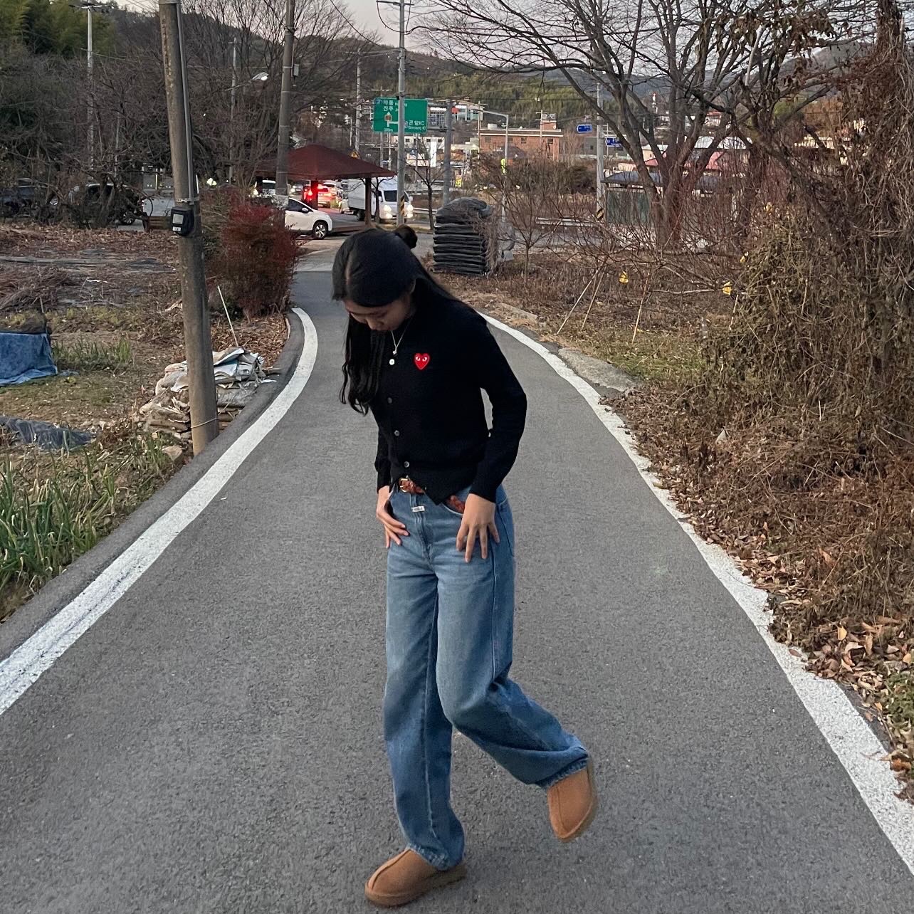 Play Comme des Garcons Red Heart Knit Cardigan Black, (W) UGG Tasman Slipper Chestnut 착용 스타일 - 1