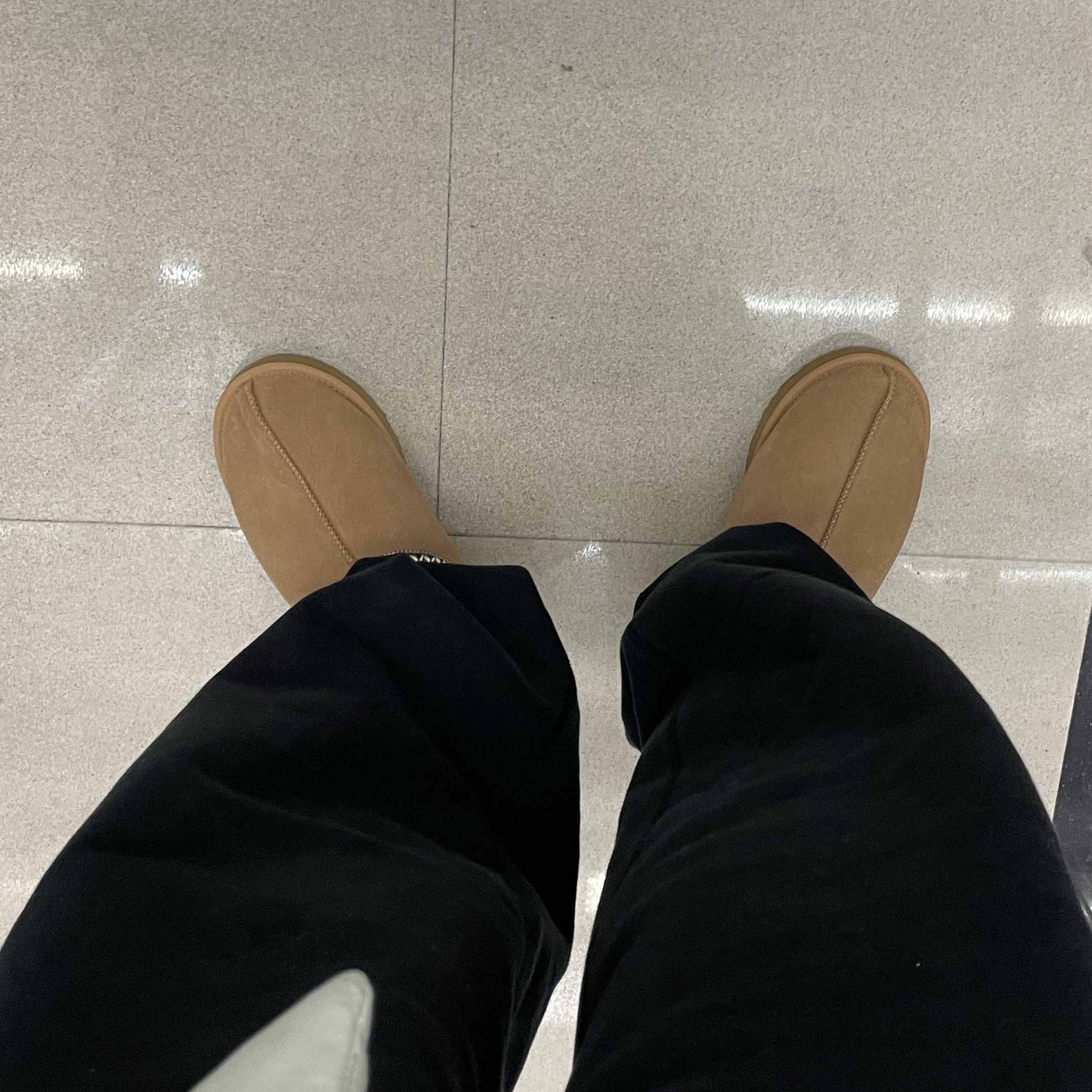 UGG Tasman Slipper Chestnut 착용 스타일