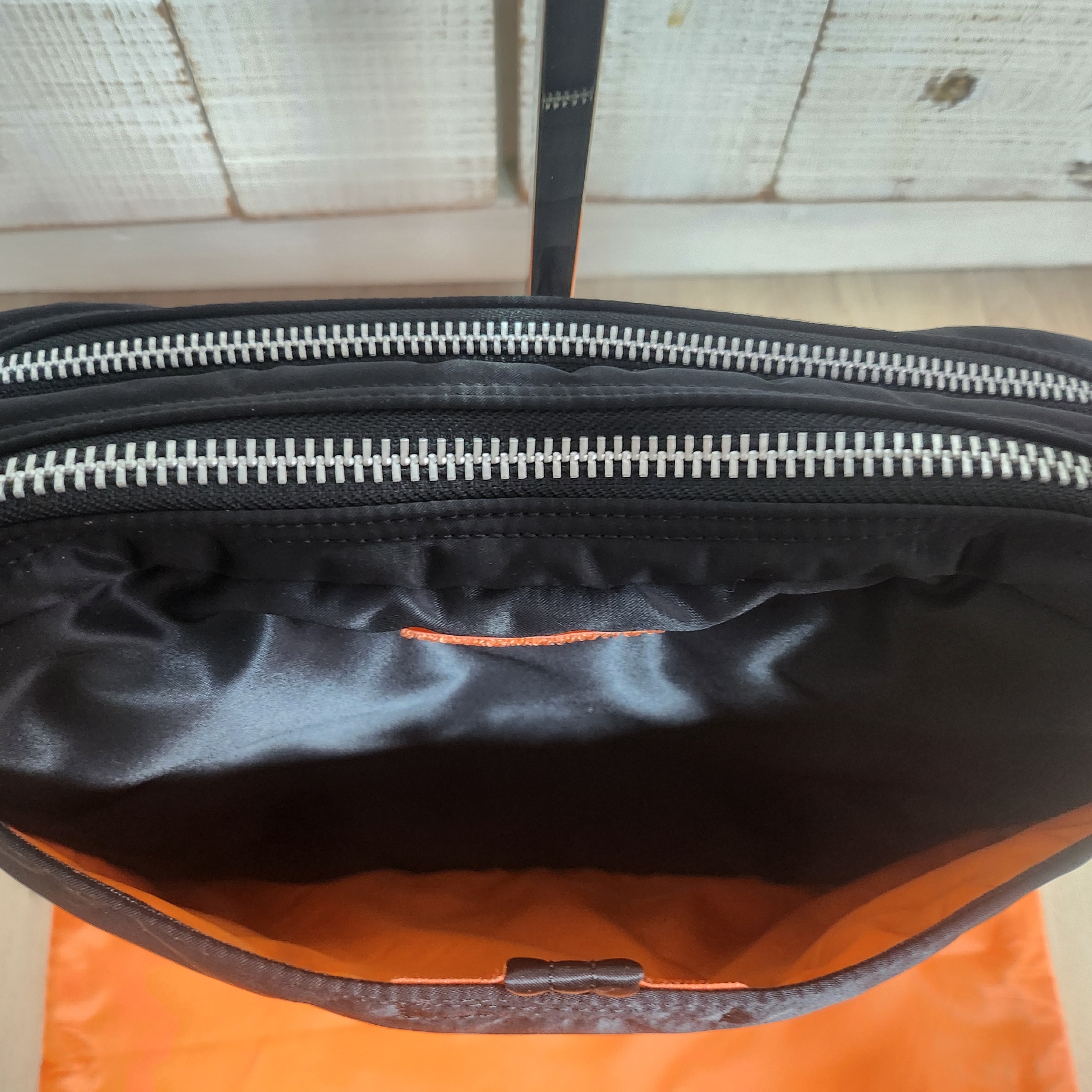Porter All New Tanker Sling Bag Zip Black 착용 스타일 - 4