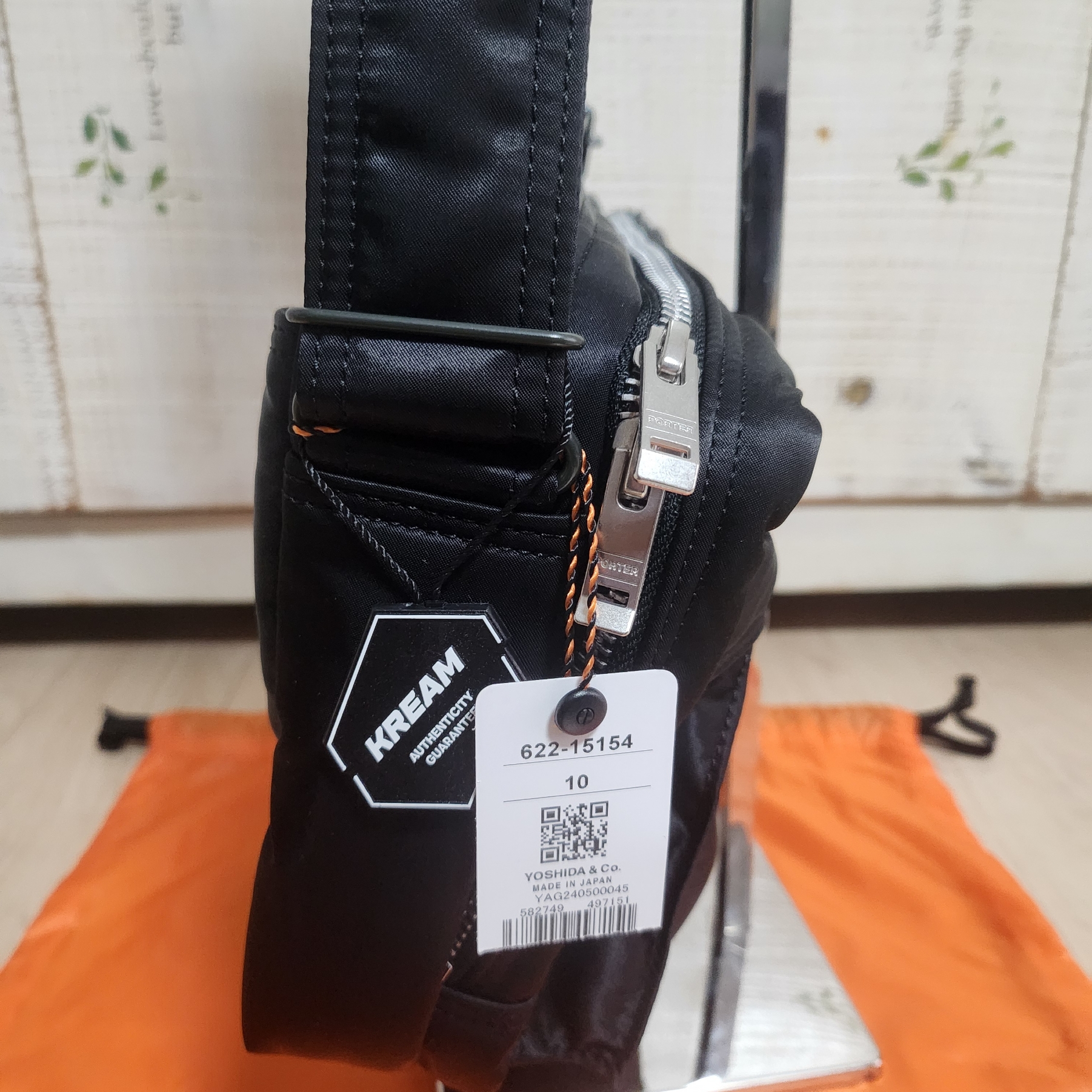 Porter All New Tanker Sling Bag Zip Black 착용 스타일 - 6