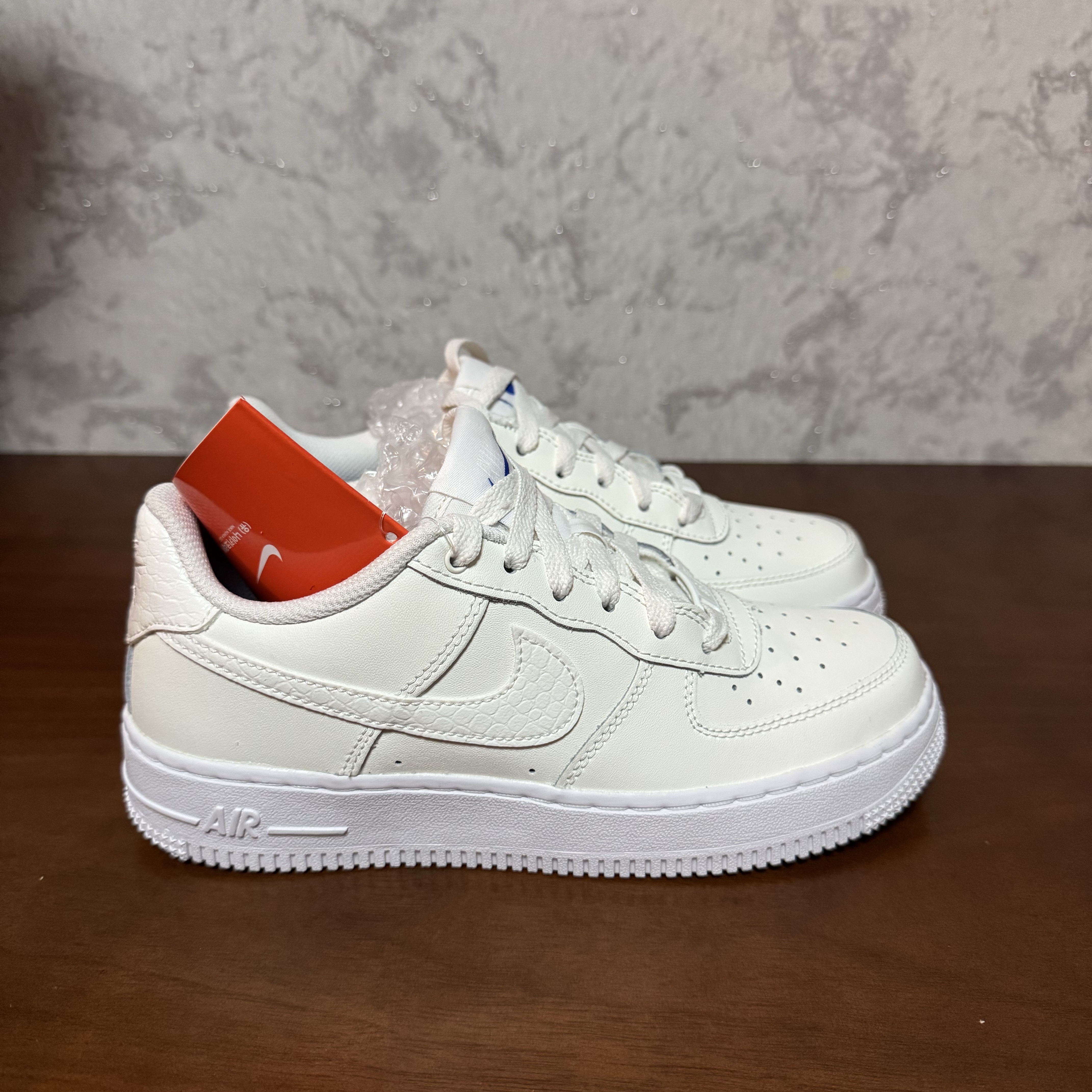 (GS) Nike Air Force 1 LV8 Sail White 착용 스타일 - 2