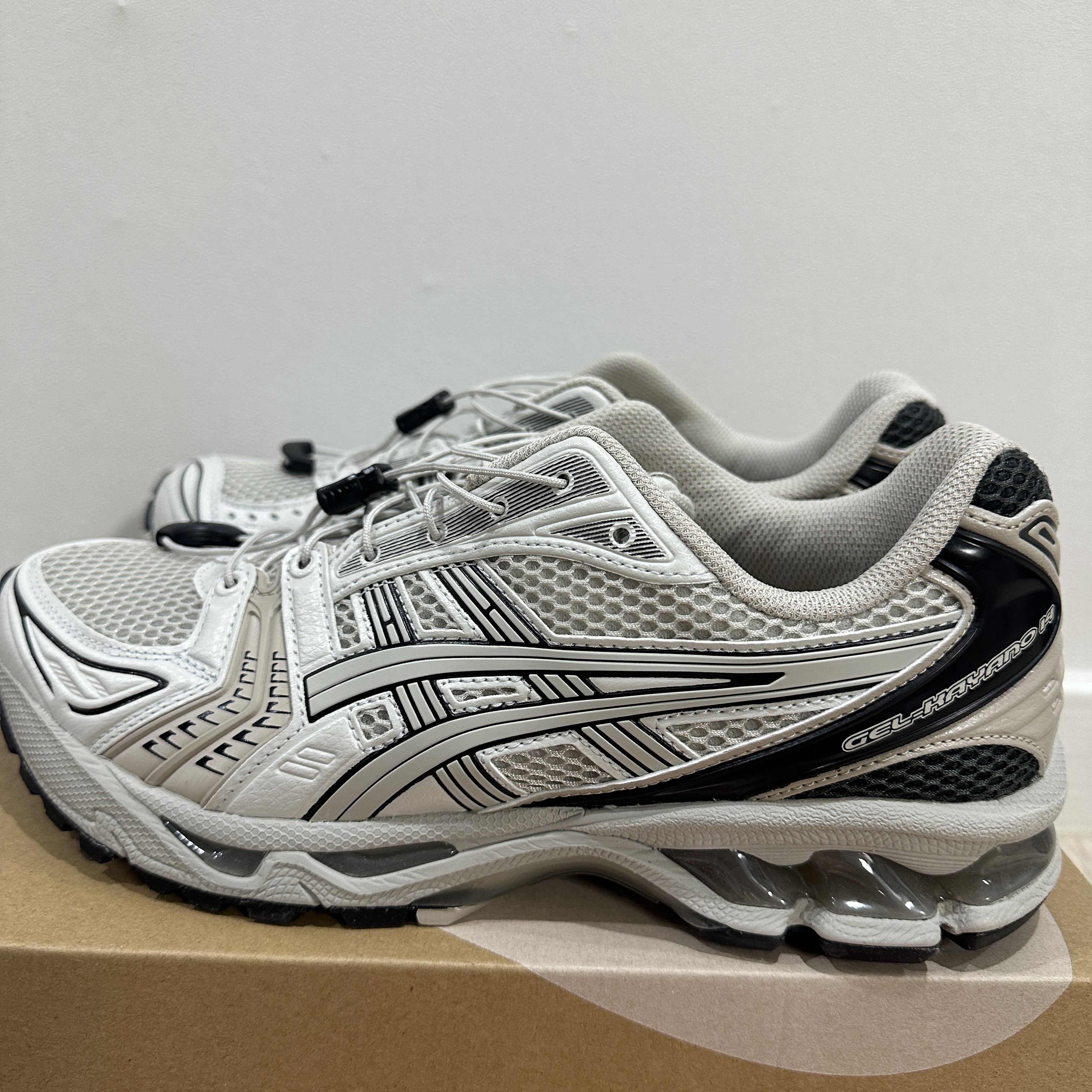 Asics Unlimited Gel-Kayano 14 Smoke Grey 착용 스타일
