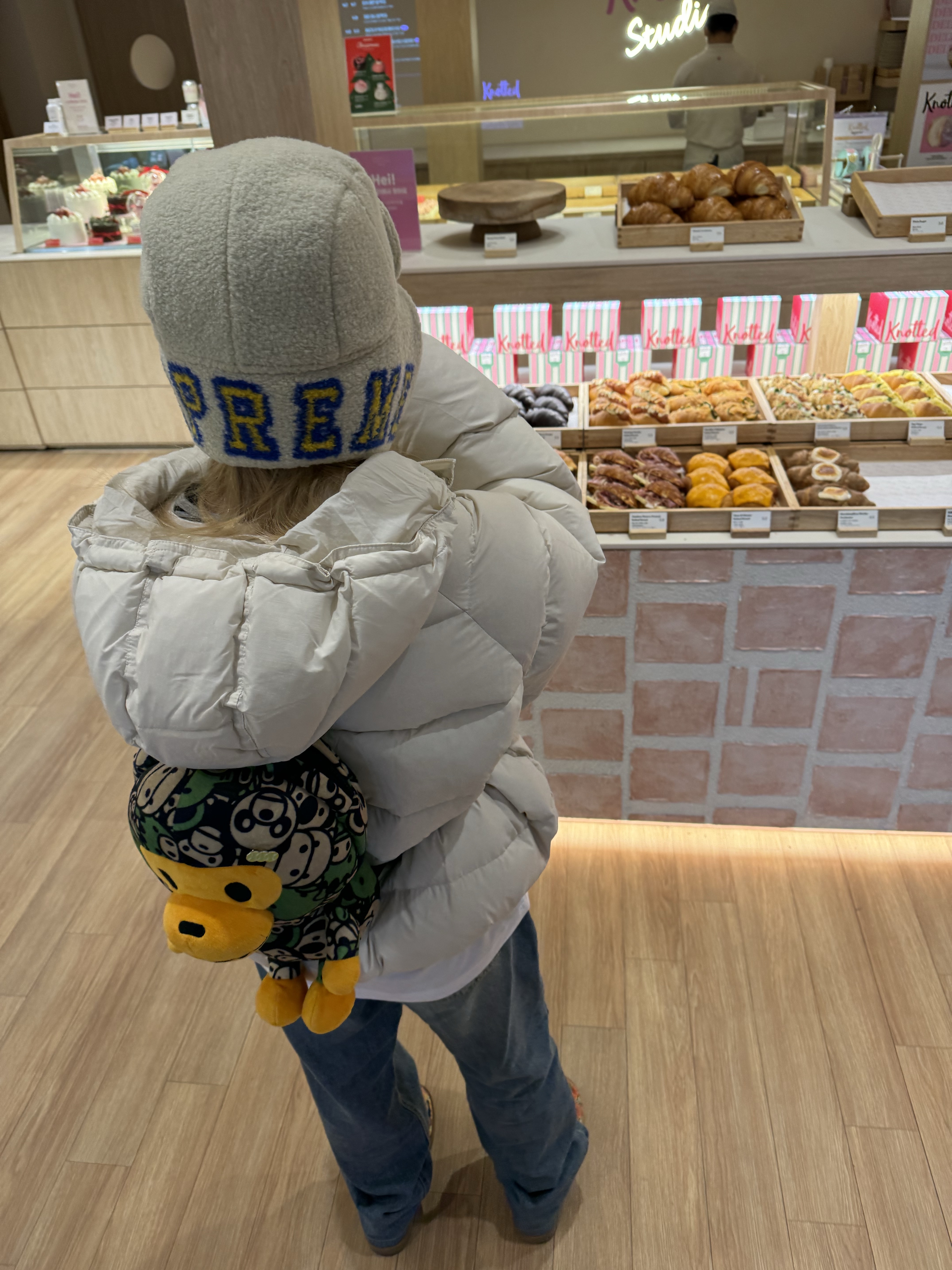 Supreme Shearling Trooper Natural - 23FW, BAPE Baby Milo Plush Backpack Green 착용 스타일