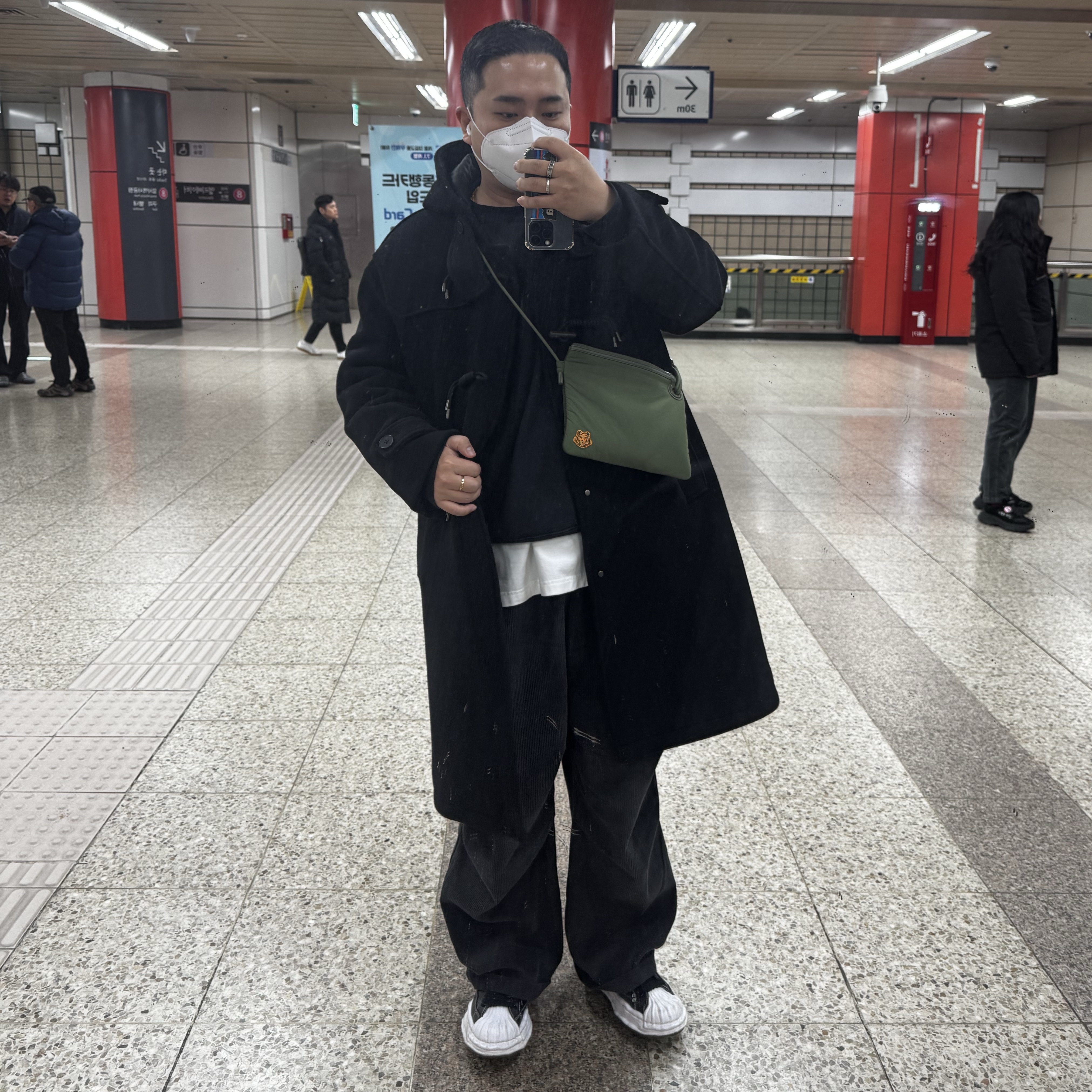 Nike x Stussy NRG Washed Fleece Crewneck Black (DO5310-010), Maison Mihara Yasuhiro Blakey OG Sole Leather Low-top Sneakers Black 착용 스타일