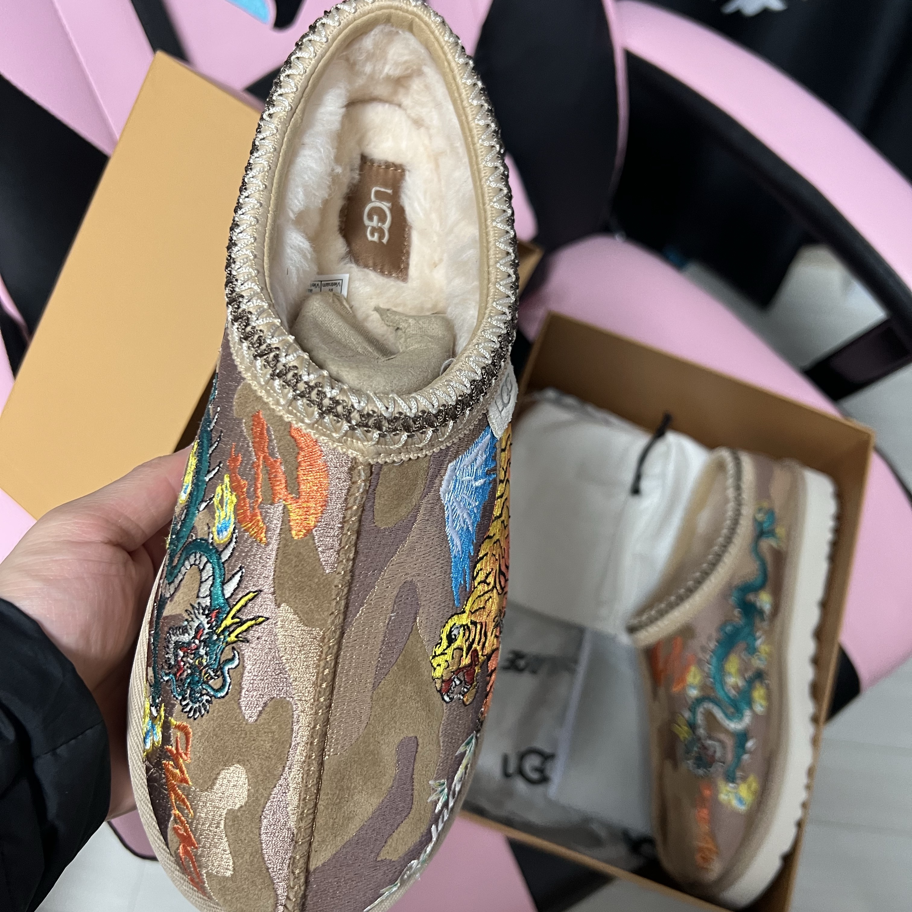 UGG x Palace Tasman Slipper Chestnut Camo 착용 스타일 - 3