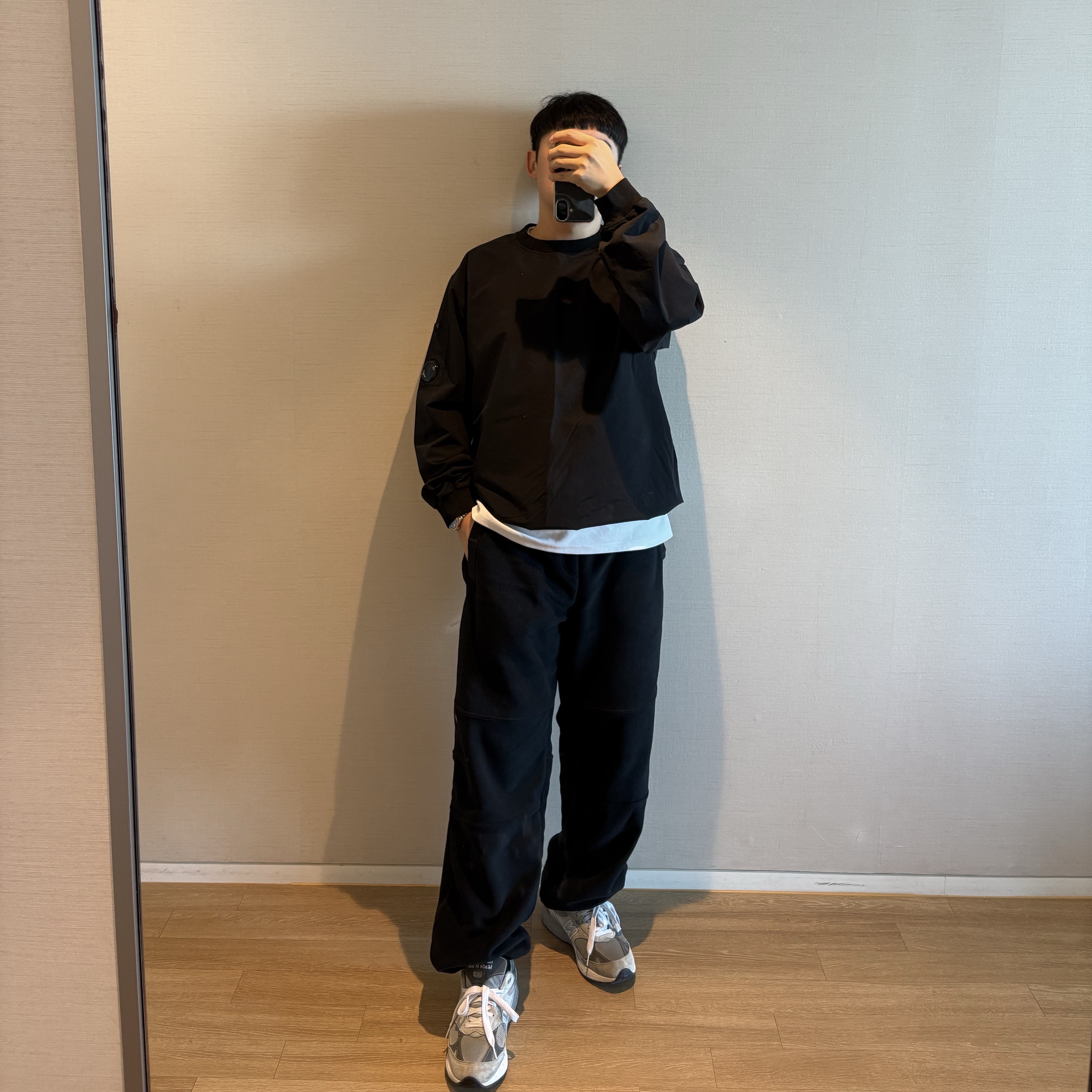 C.P. Company Light Fleece Sweatshirt Black - 24SS, New Balance 993 Made in USA Grey - D Standard 착용 스타일
