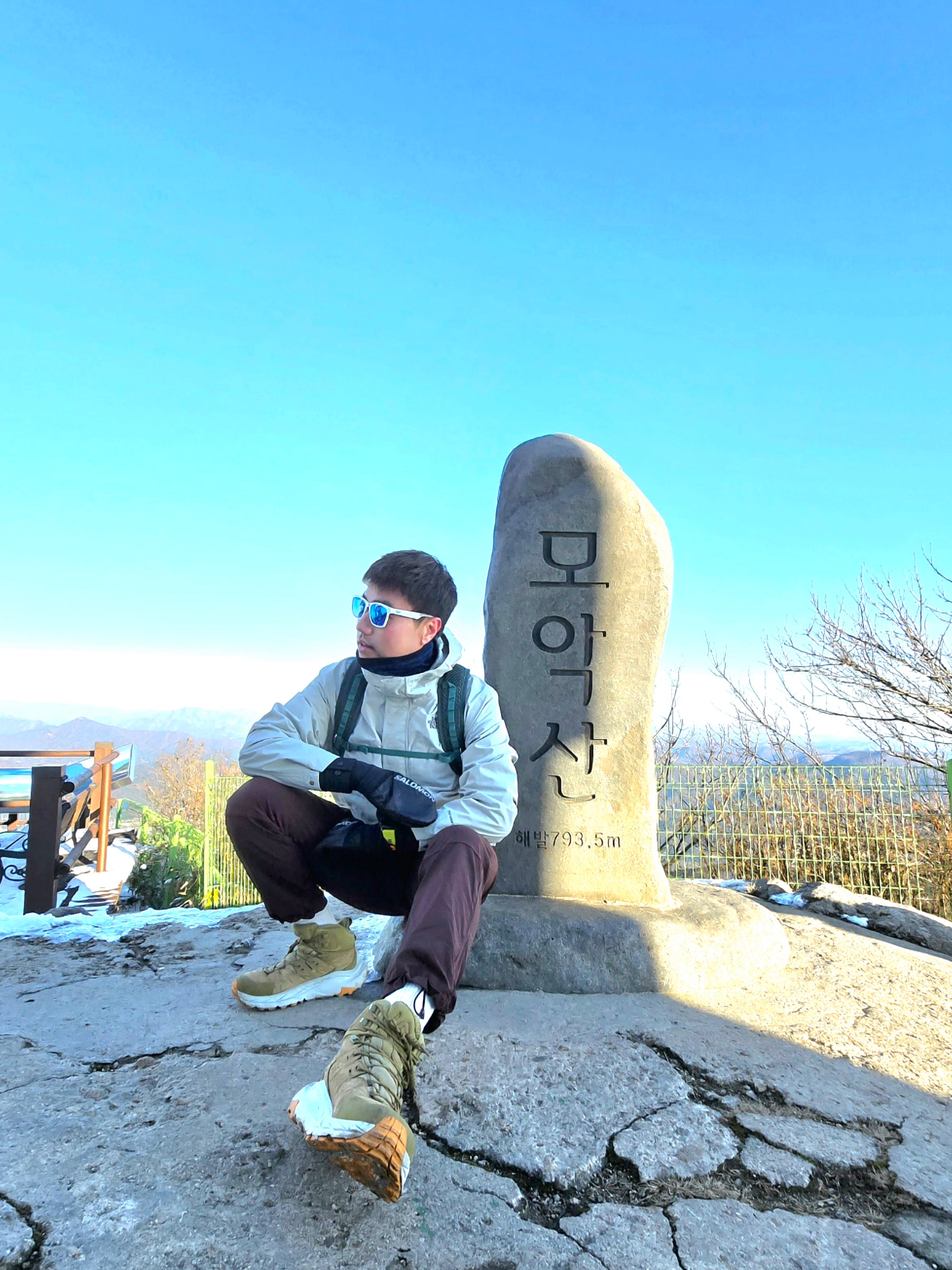 Hoka Kaha 2 Gore-Tex Green Moss Mercury, Nike ACG Sun farer Trail Pants Earth - Asia 착용 스타일