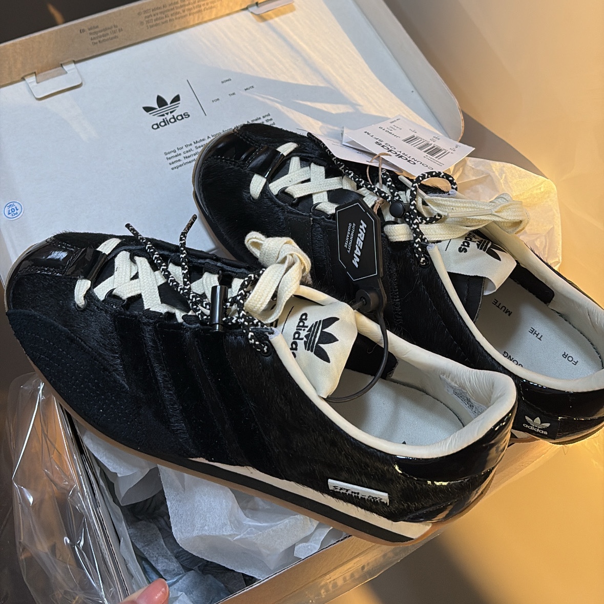 Adidas x Song for the Mute Country OG Core Black Cream White 착용 스타일 - 2