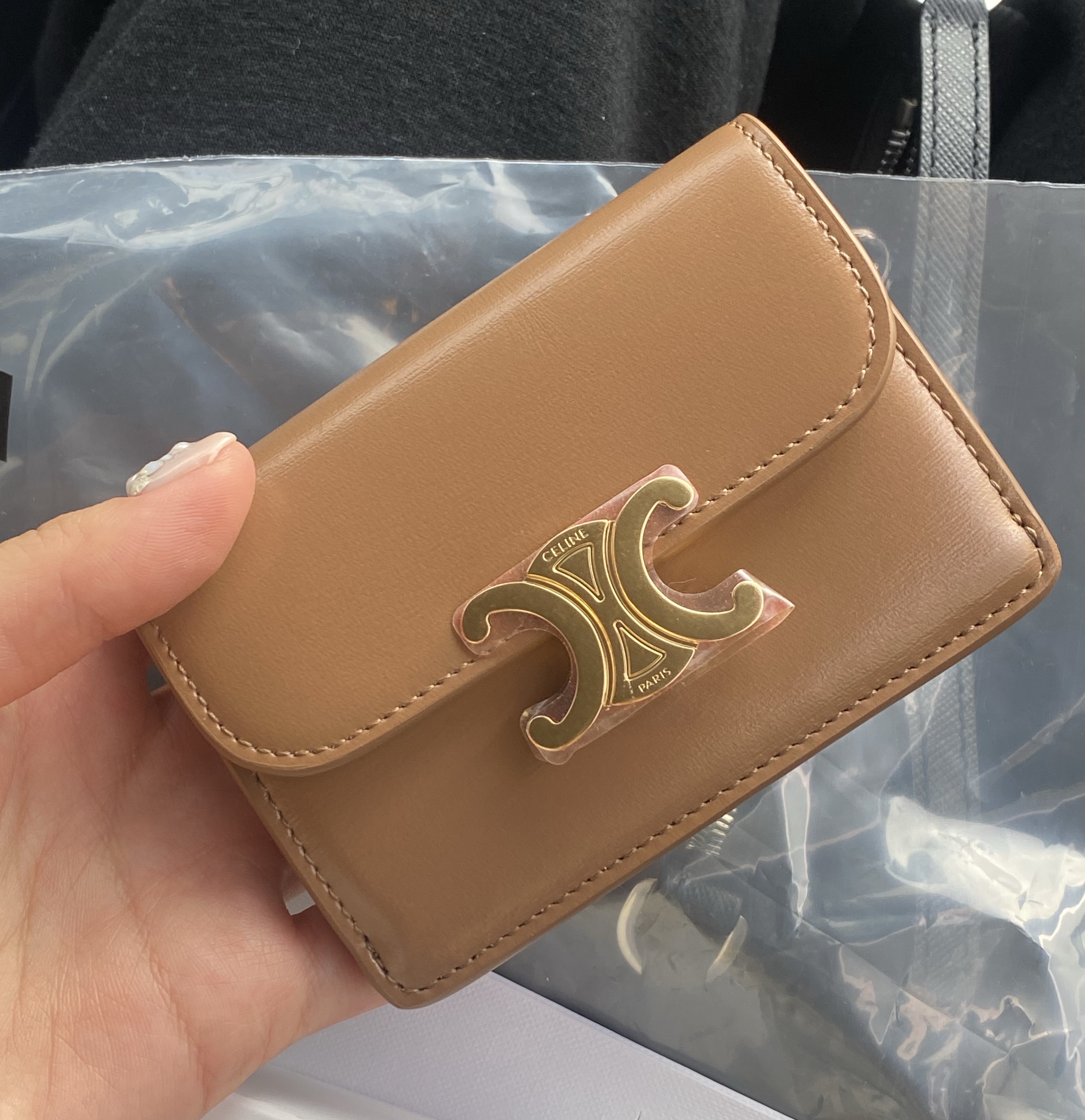 Celine Card Holder with Flap in Shiny Calfskin Bronze 착용 스타일