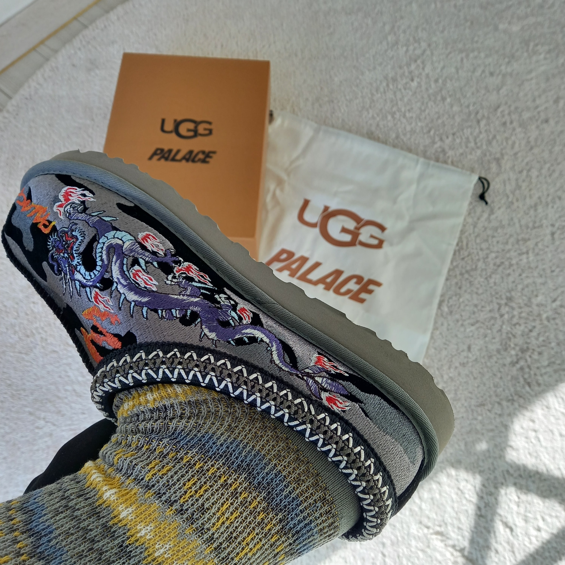 UGG x Palace Tasman Slipper Black Camo 착용 스타일 - 4
