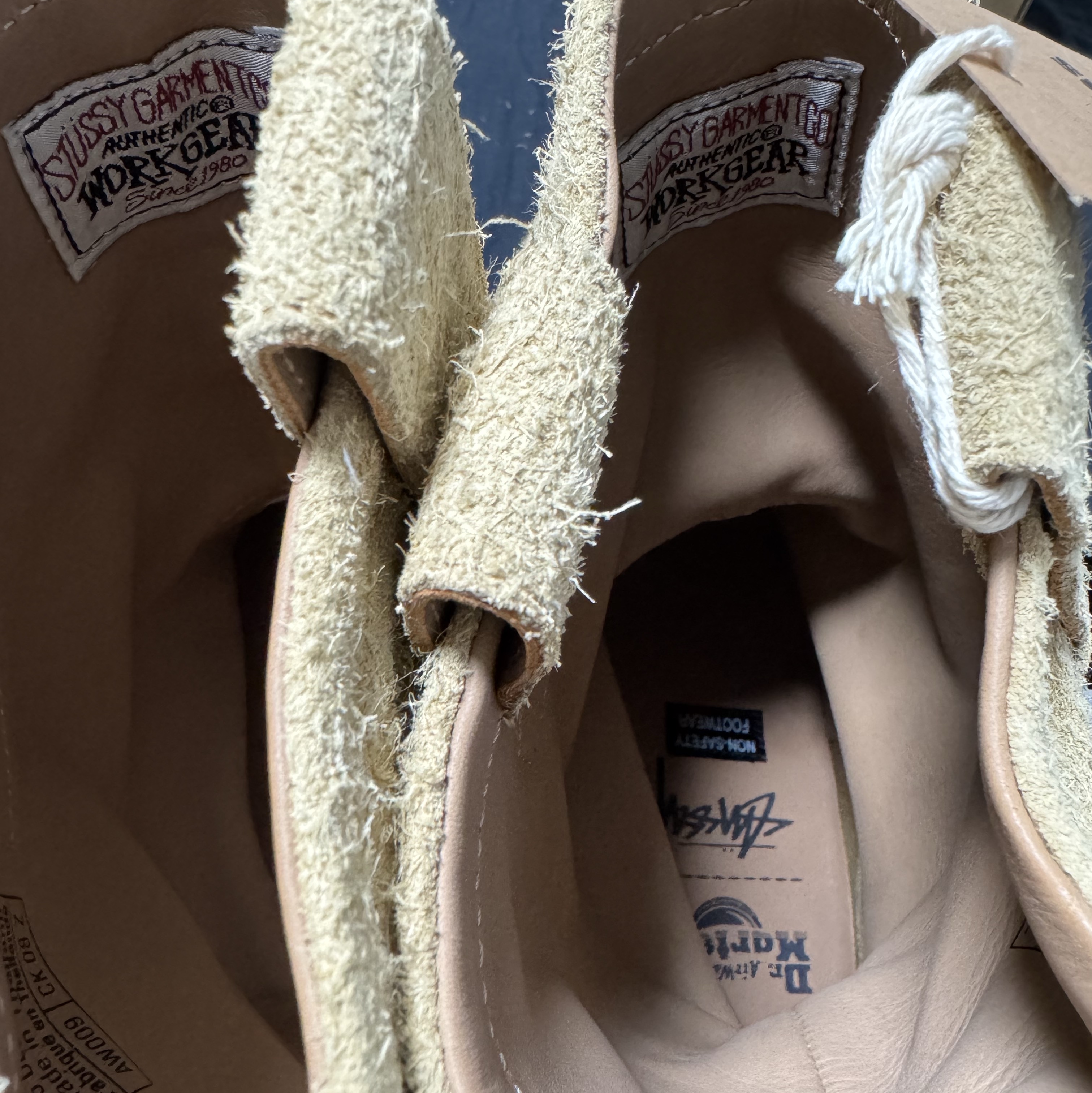 Dr. Martens x Stussy 2295 Decon Sand Hairy Suede Boots Tan 착용 스타일 - 2