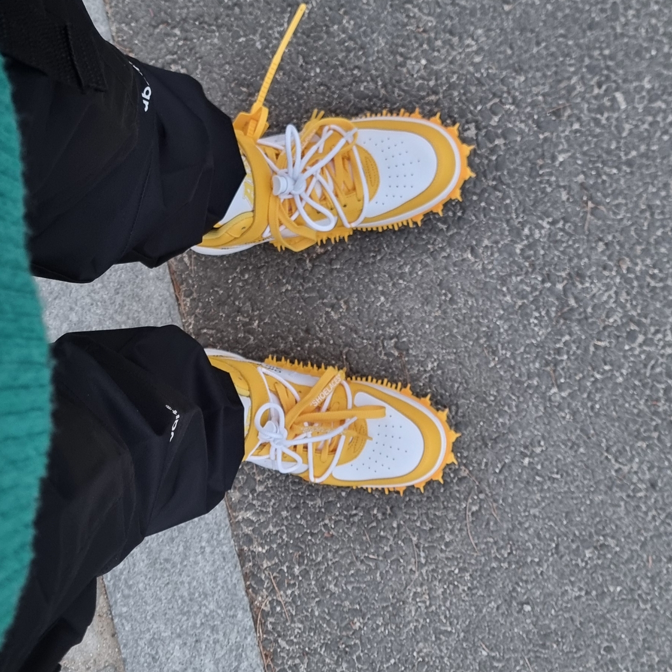 Nike x Off-White Air Force 1 Mid SP Leather Varsity Maize 착용 스타일