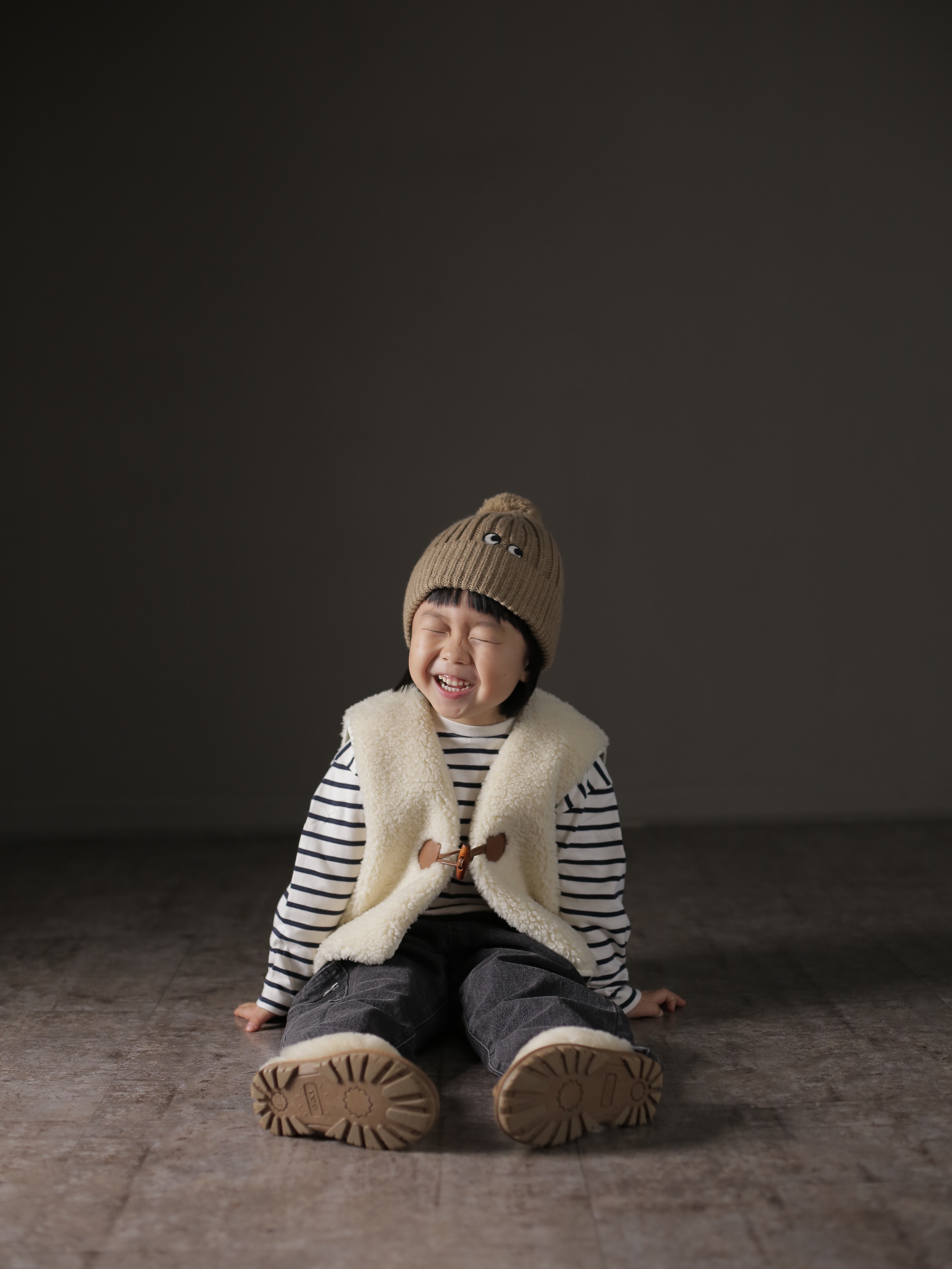 (Kids) UGG Funkette Slides Chestnut, Uniqlo x Anya Hindmarch Cashmere Knit Beanie Brown 착용 스타일 - 1
