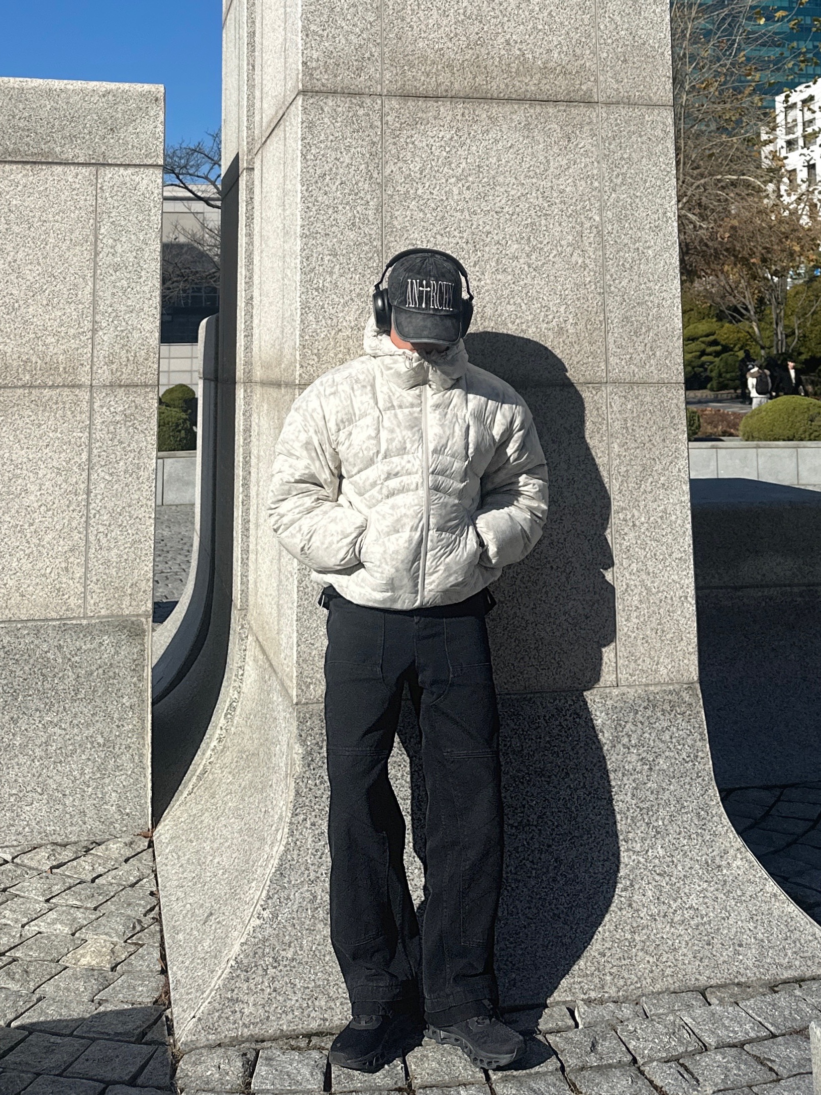 ETCE Anarchy Washed Cap Charcoal, On Running Cloudmonster All Black 착용 스타일 - 2