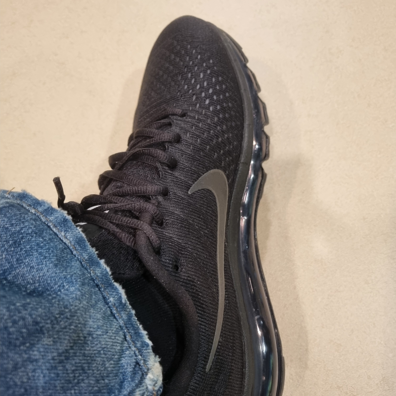 Nike Air Max 2017 Triple Black 착용 스타일 - 2