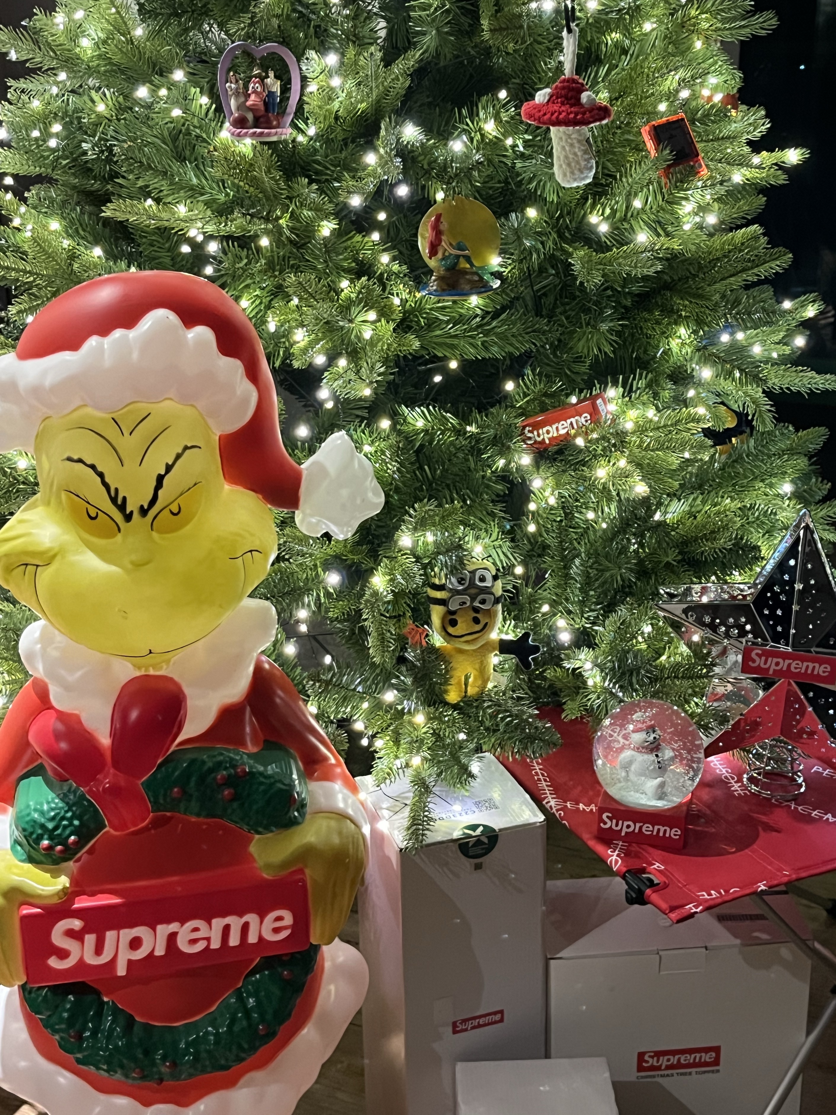 Supreme Snowman Snowglobe Red 착용 스타일