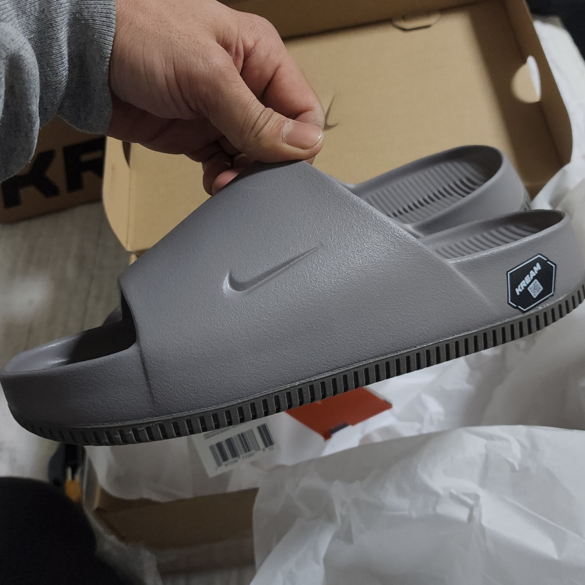 Nike Calm Slide Flat Pewter 착용 스타일 - 2