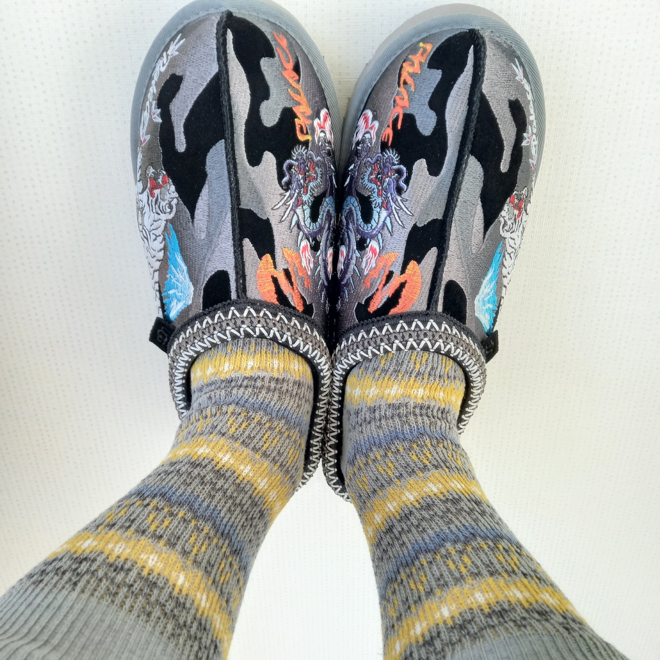 UGG x Palace Tasman Slipper Black Camo, UGG Neuman Chestnut 착용 스타일 - 4