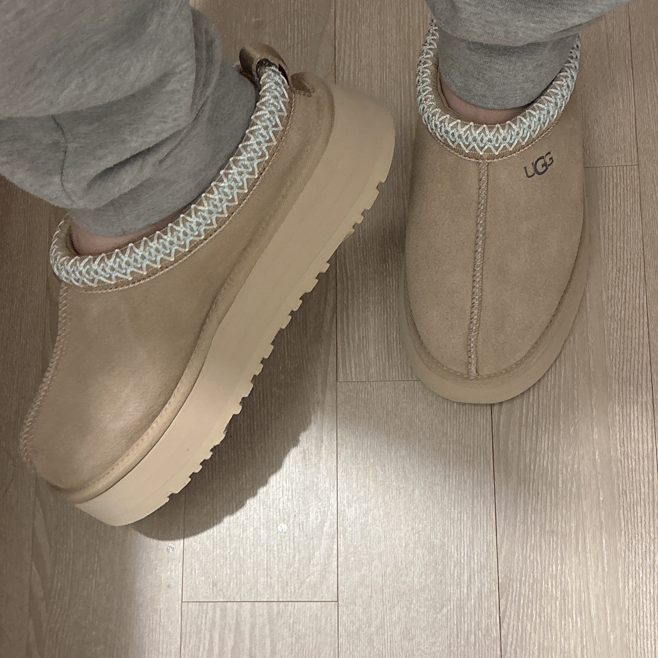 (W) UGG Tazz Slipper Sand 착용 스타일 - 4