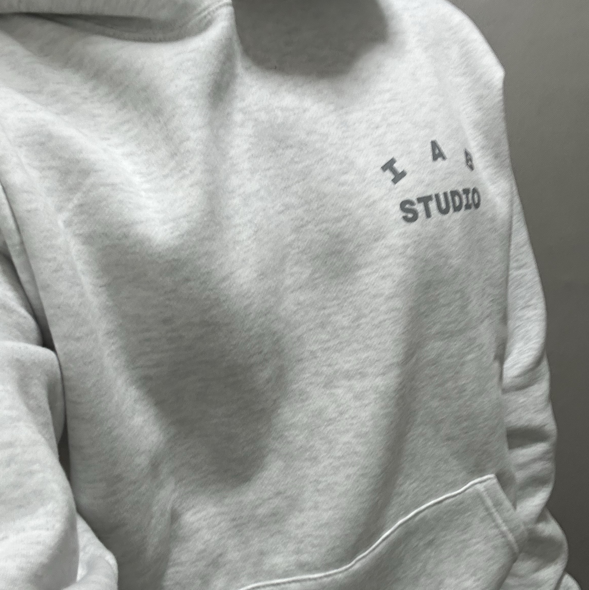 IAB Studio Hoodie Light Gray 착용 스타일