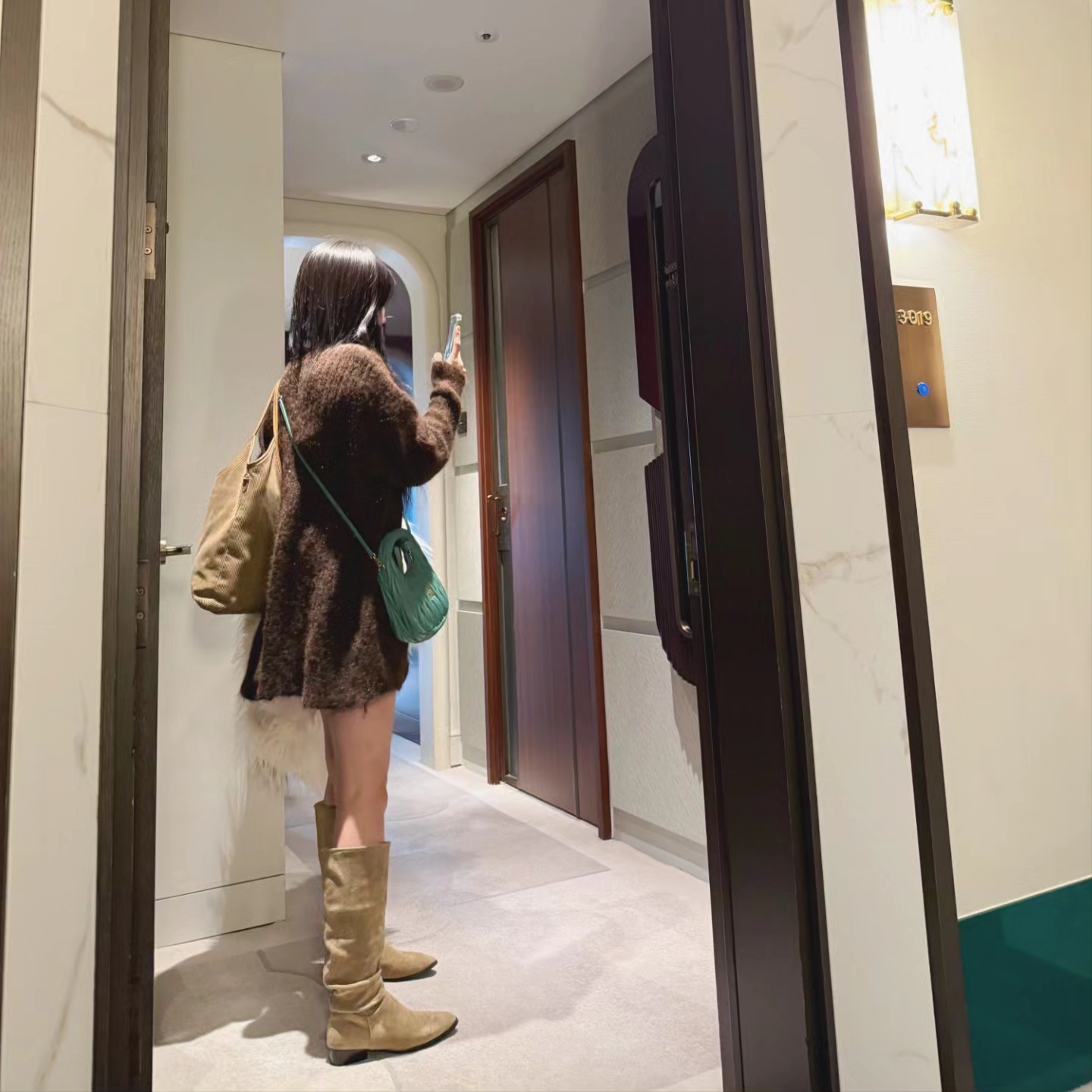Miu Miu Wander Matelasse Nappa Leather Mini Hobo Bag Sage Green 착용 스타일 - 3