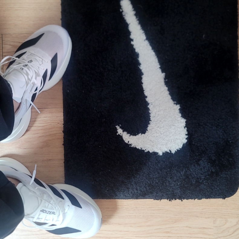 Adidas Adizero EVO SL Cloud White Core Black, Nike Swoosh Rug Black White 착용 스타일
