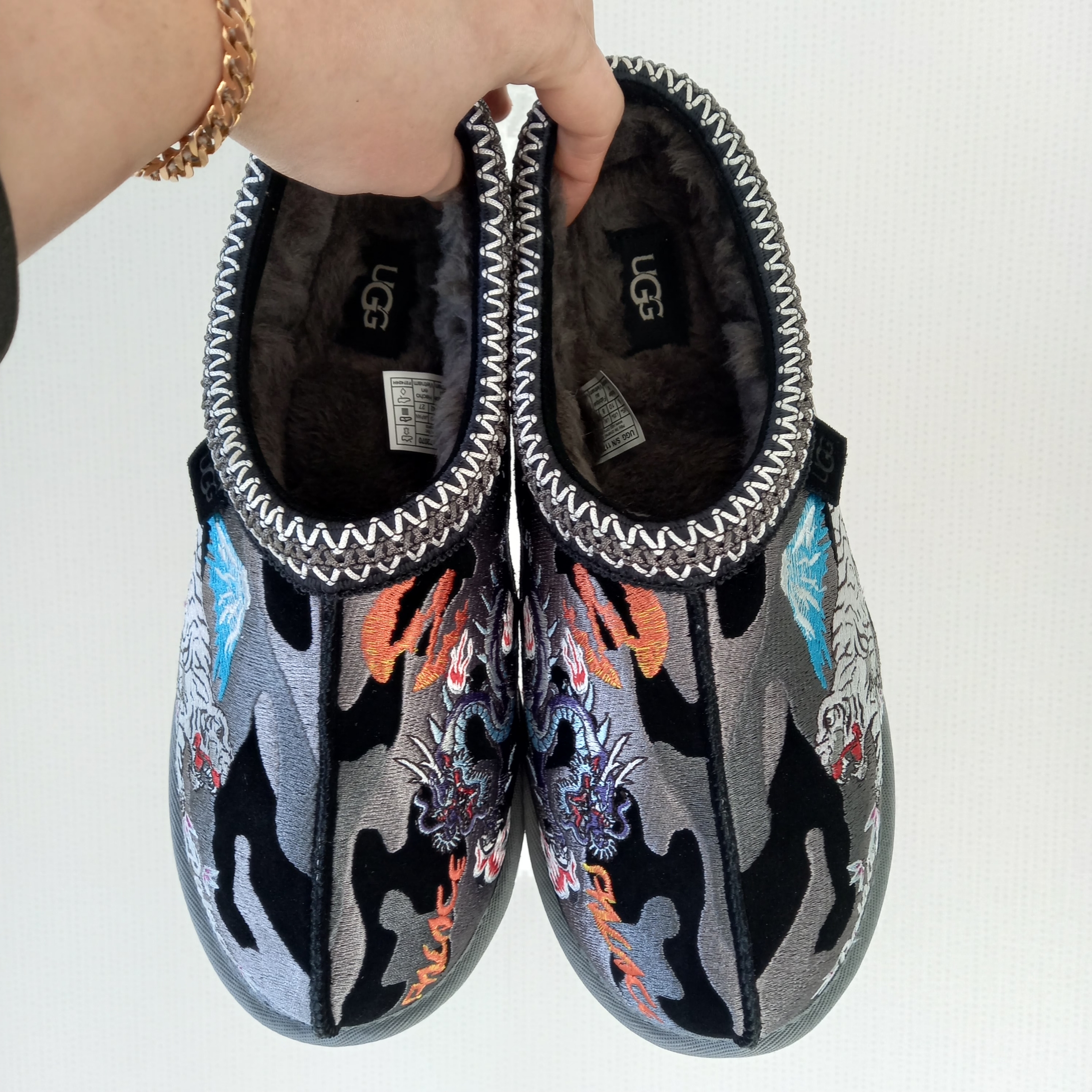 UGG x Palace Tasman Slipper Black Camo, UGG Neuman Chestnut 착용 스타일 - 3