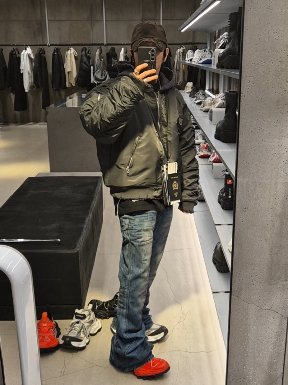 Balenciaga Hike Sneaker Black 착용 스타일 - 2