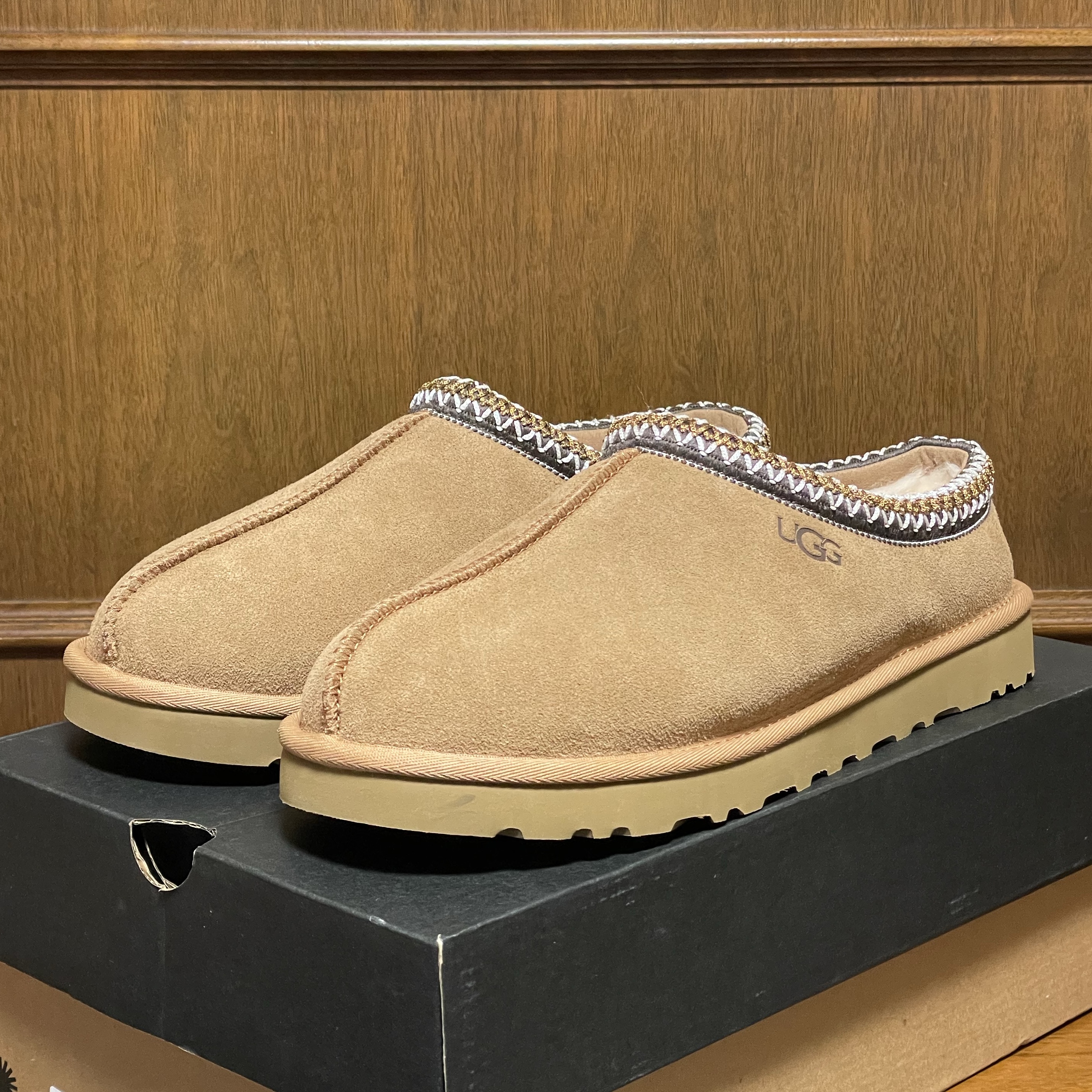 UGG Tasman Slipper Chestnut 착용 스타일 - 2