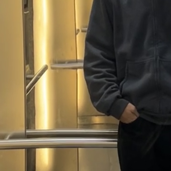 Yeezy YZY Zip-Up Hoodie Dark Grey 착용 스타일
