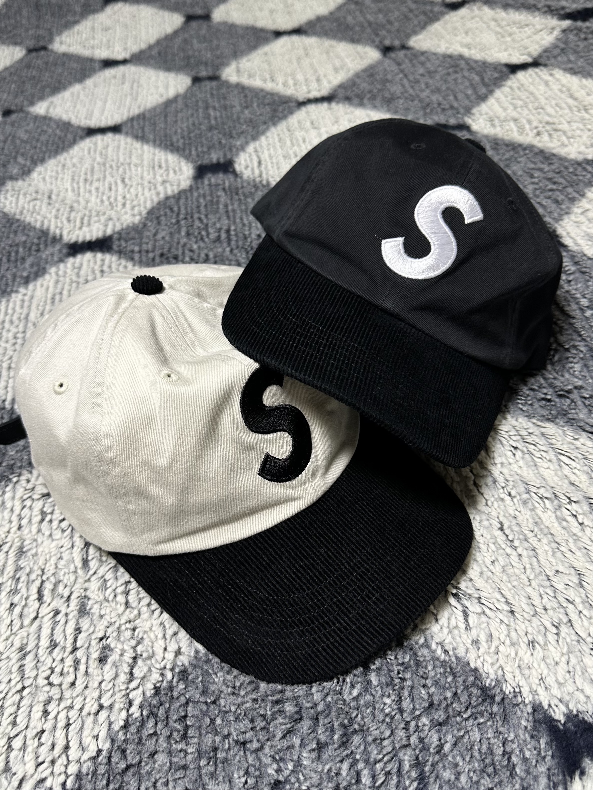 Supreme 2-Tone S Logo 6-Panel Black - 24SS, Supreme 2-Tone S Logo 6-Panel Stone - 24SS 착용 스타일 - 1