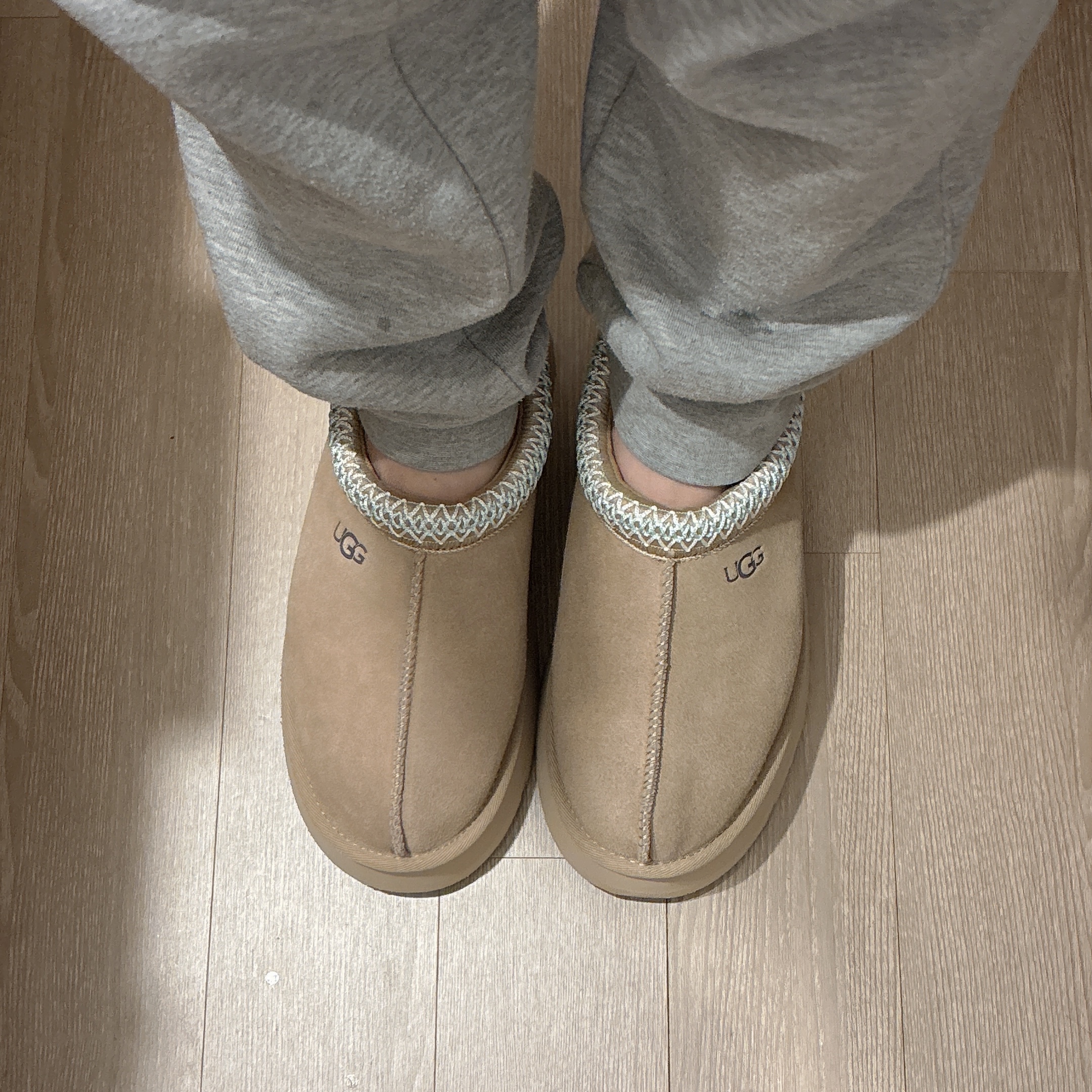 (W) UGG Tazz Slipper Sand 착용 스타일 - 3