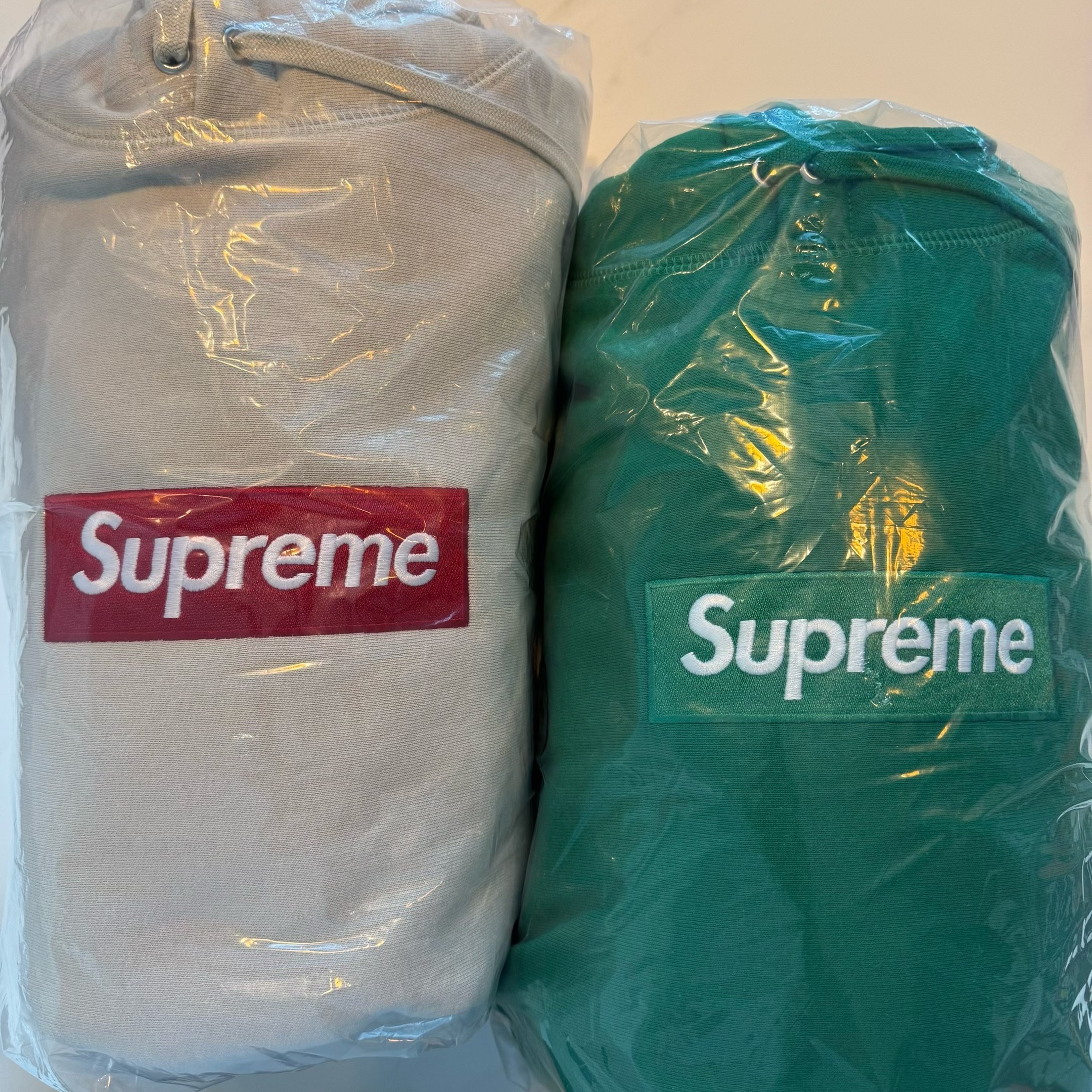 Supreme Box Logo Hooded Sweatshirt Stone - 24FW, Supreme Box Logo Hooded Sweatshirt Green - 24FW 착용 스타일