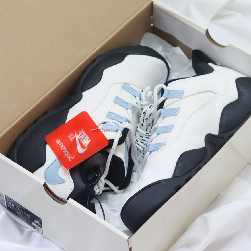 Nike x Supreme SB Darwin Low White 착용 스타일 - 2