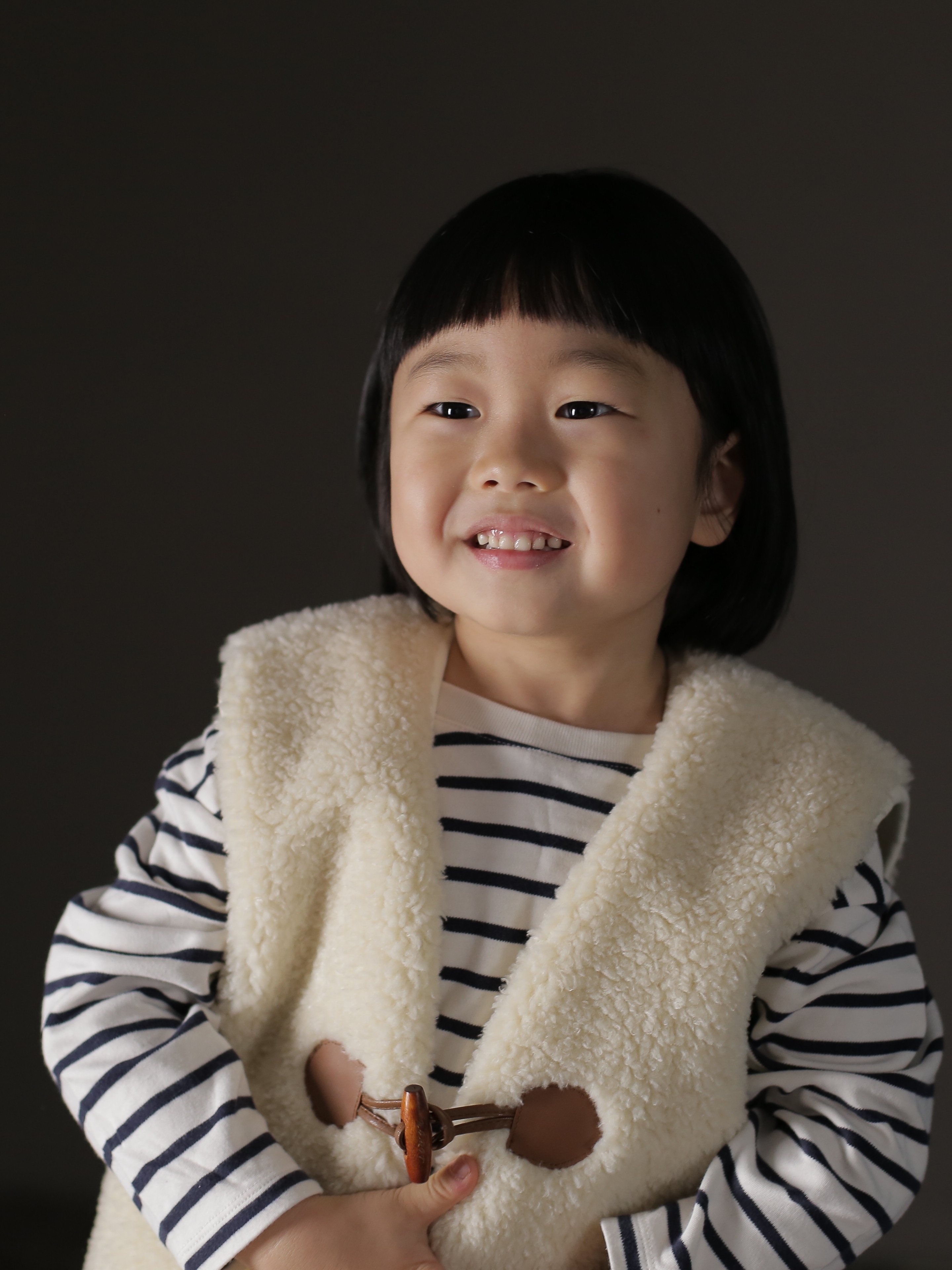 (Kids) UGG Funkette Slides Chestnut, Uniqlo x Anya Hindmarch Cashmere Knit Beanie Brown 착용 스타일 - 10