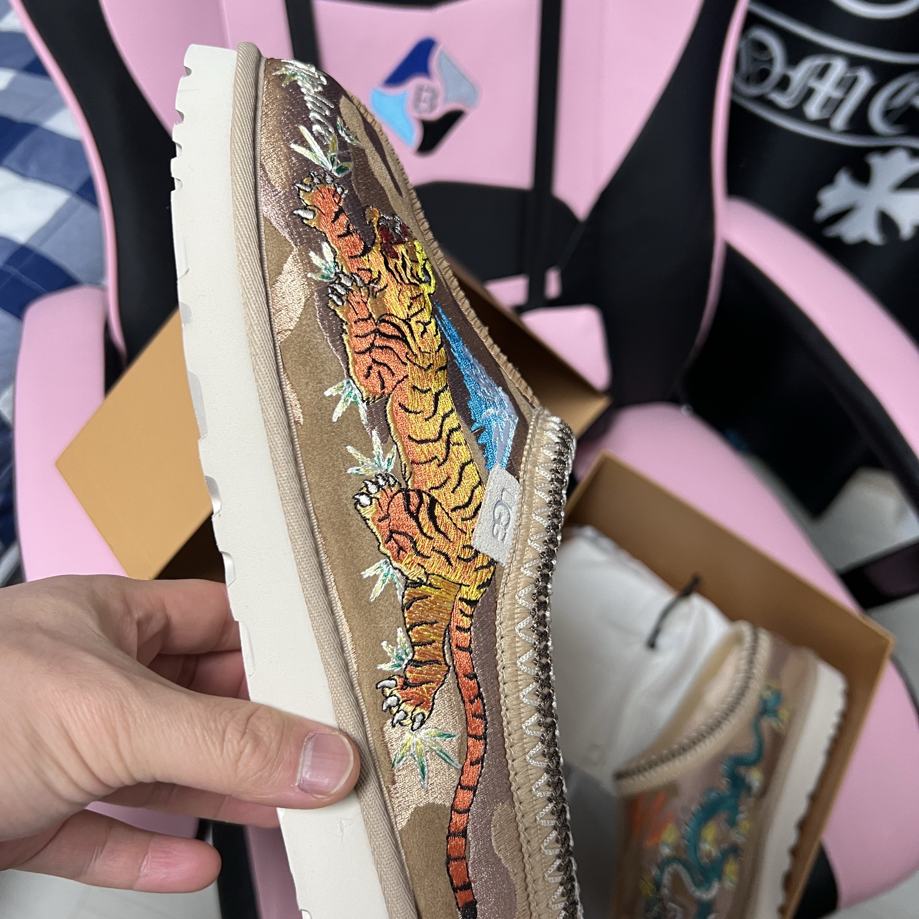 UGG x Palace Tasman Slipper Chestnut Camo 착용 스타일 - 2