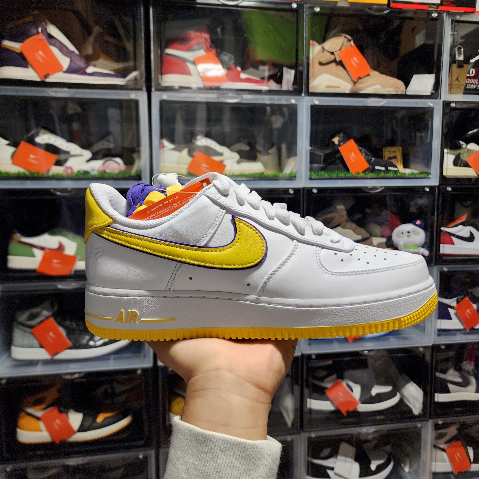 Nike x Kobe Bryant Air Force 1 Low Retro QS Varsity Maize and Varsity Purple 착용 스타일