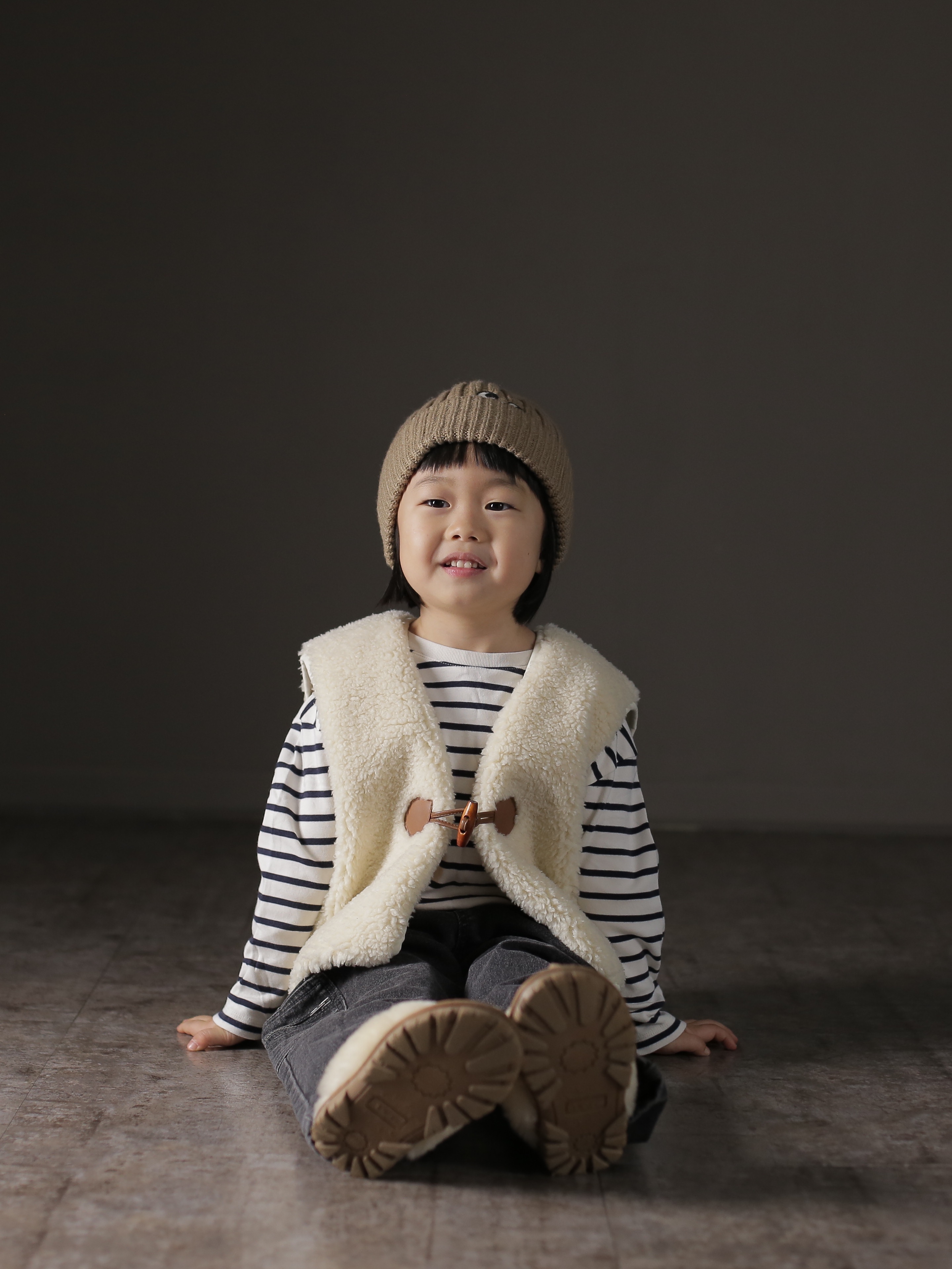 (Kids) UGG Funkette Slides Chestnut, Uniqlo x Anya Hindmarch Cashmere Knit Beanie Brown 착용 스타일 - 3