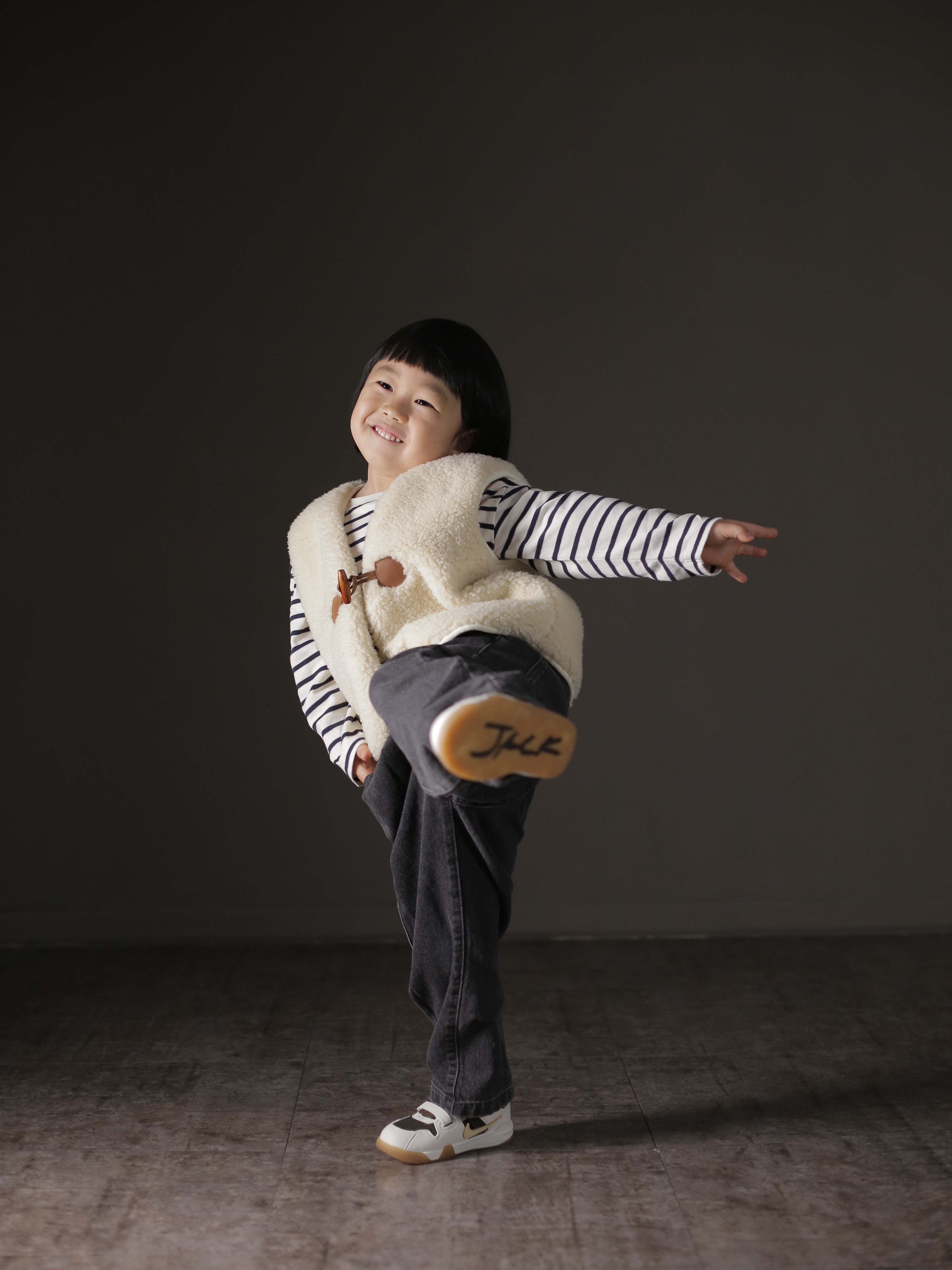 (Kids) UGG Funkette Slides Chestnut, Uniqlo x Anya Hindmarch Cashmere Knit Beanie Brown 착용 스타일 - 7