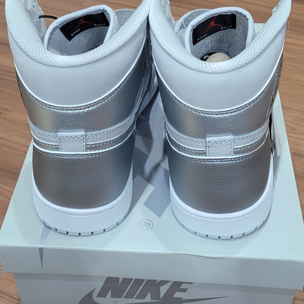 Jordan 1 Retro High OG CO.JP Neutral Grey 착용 스타일 - 2