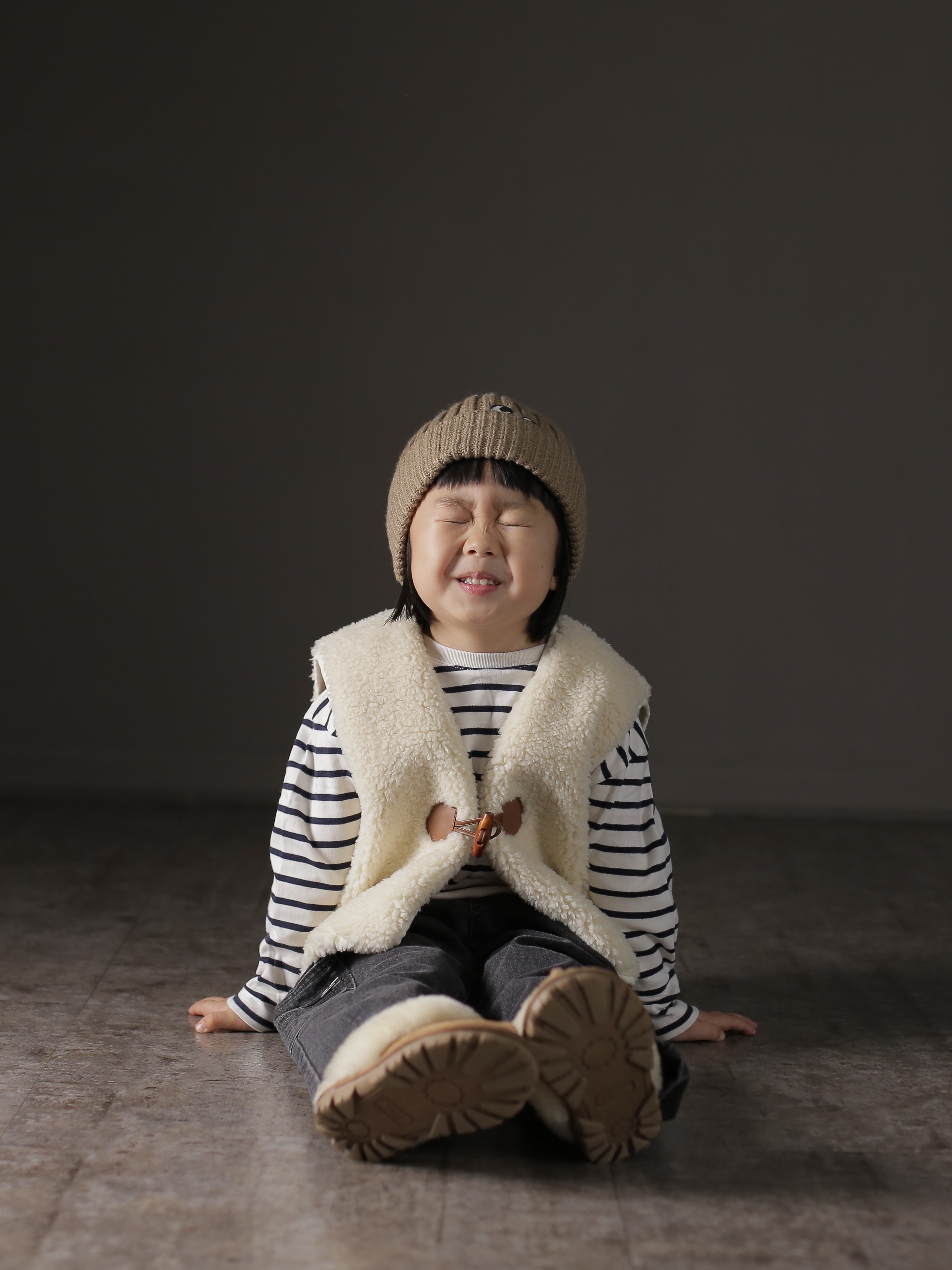(Kids) UGG Funkette Slides Chestnut, Uniqlo x Anya Hindmarch Cashmere Knit Beanie Brown 착용 스타일 - 2