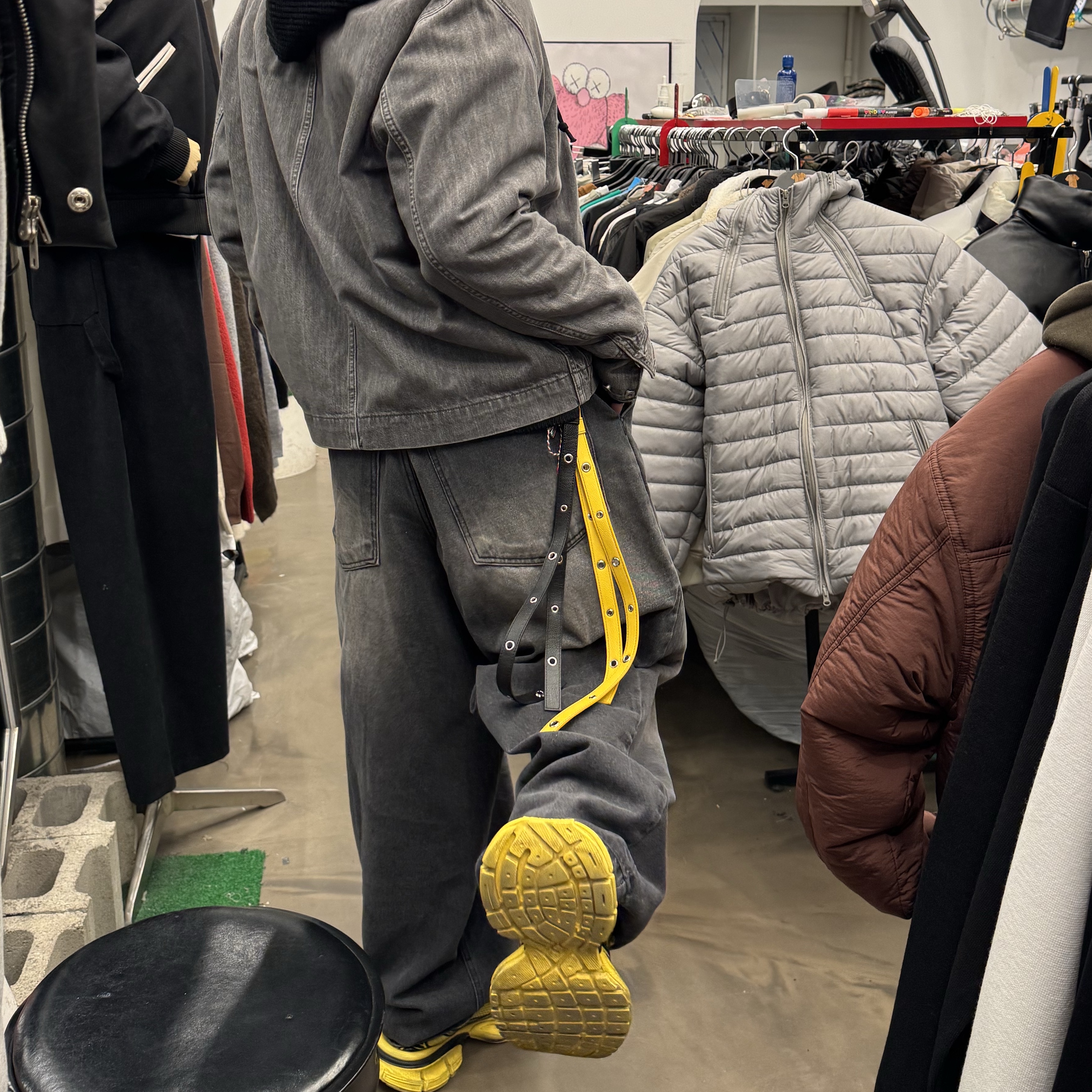 Balenciaga 3XL Sneakers Yellow Black 착용 스타일