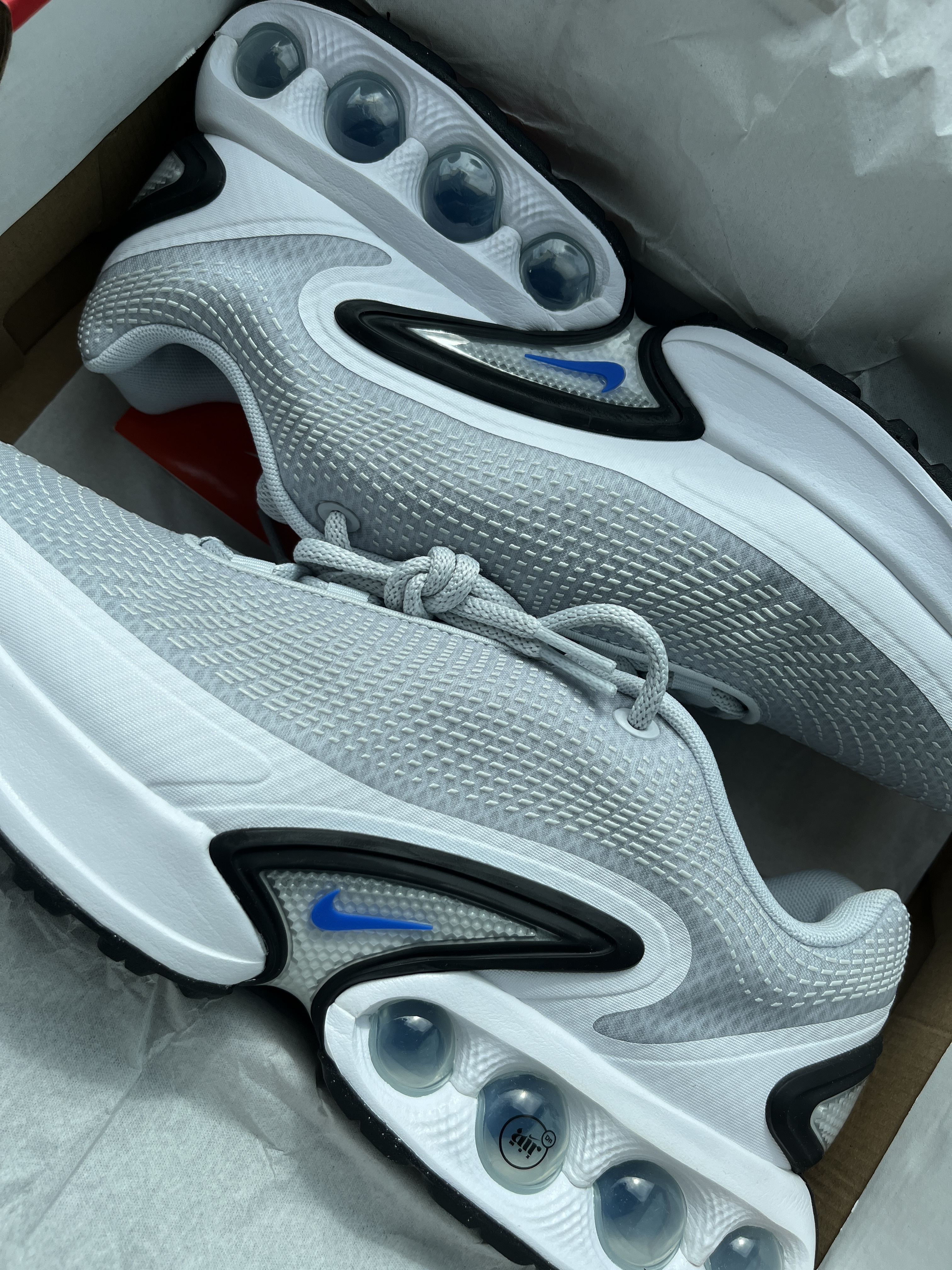 Nike Air Max Dn Pure Platinum Hyper Royal 착용 스타일